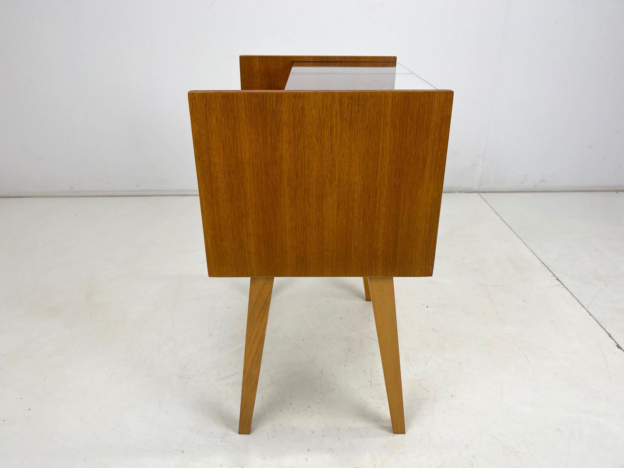 Table d'appoint ou table de nuit des années 1960 par Arch. František Jirak