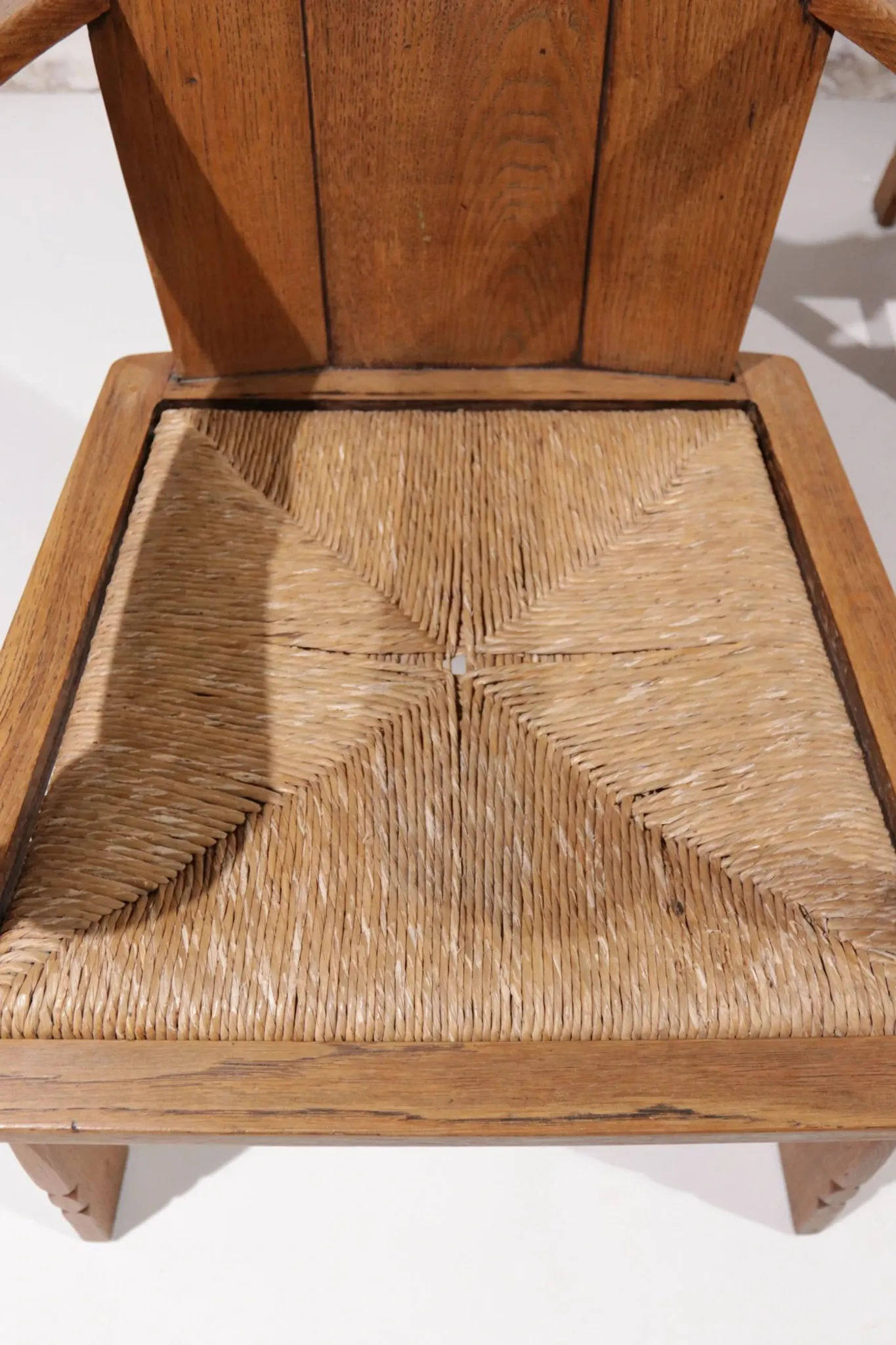 Pair of brutalist oak throne chairs with rush seats – Netherlands, 1930s