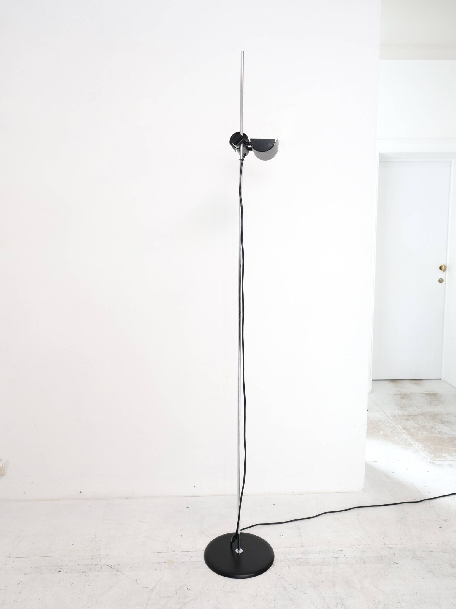 Lampadaire Oluce modèle DIM 333 de Vico Magistretti