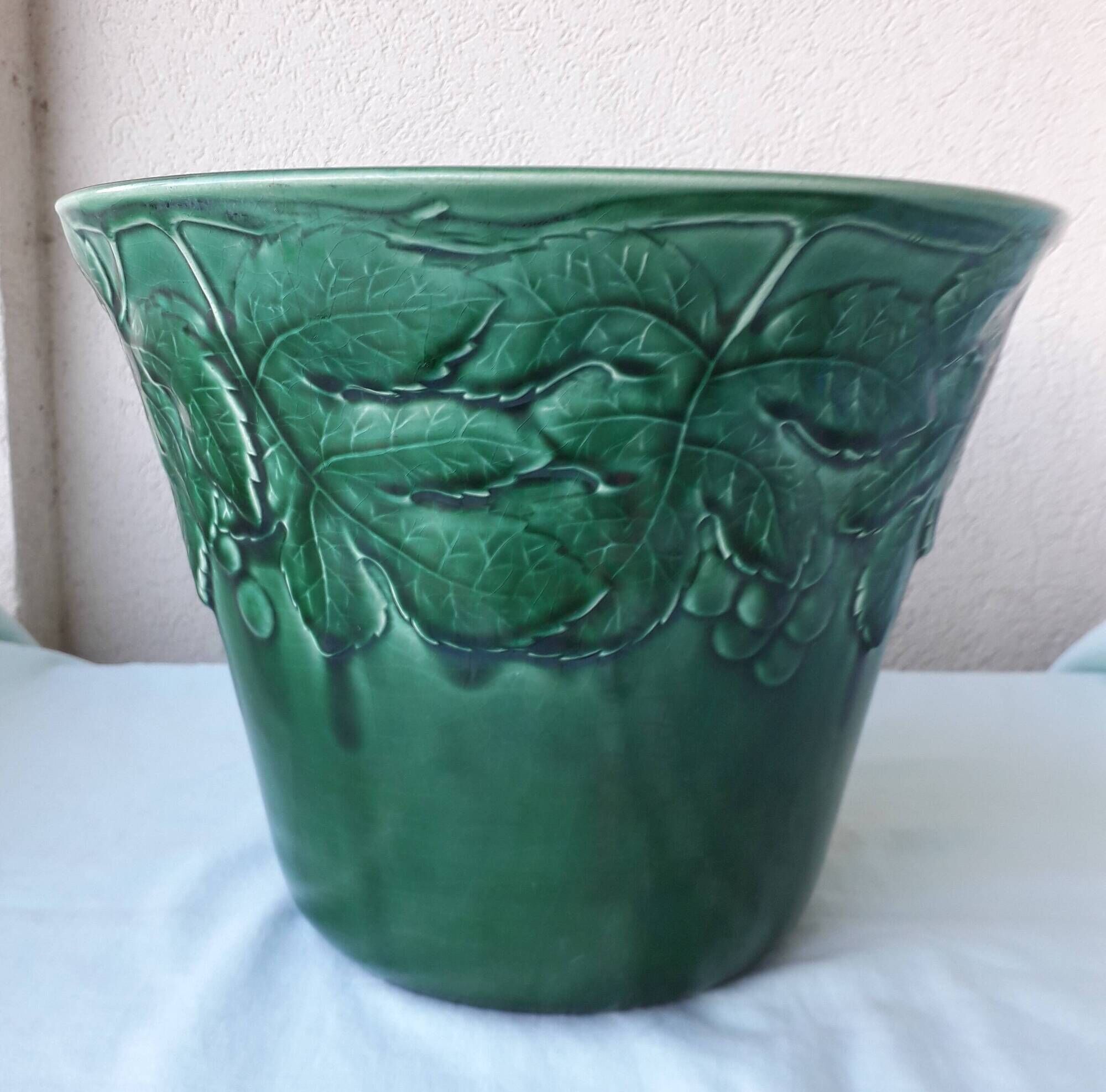 Green ceramic cache-pot