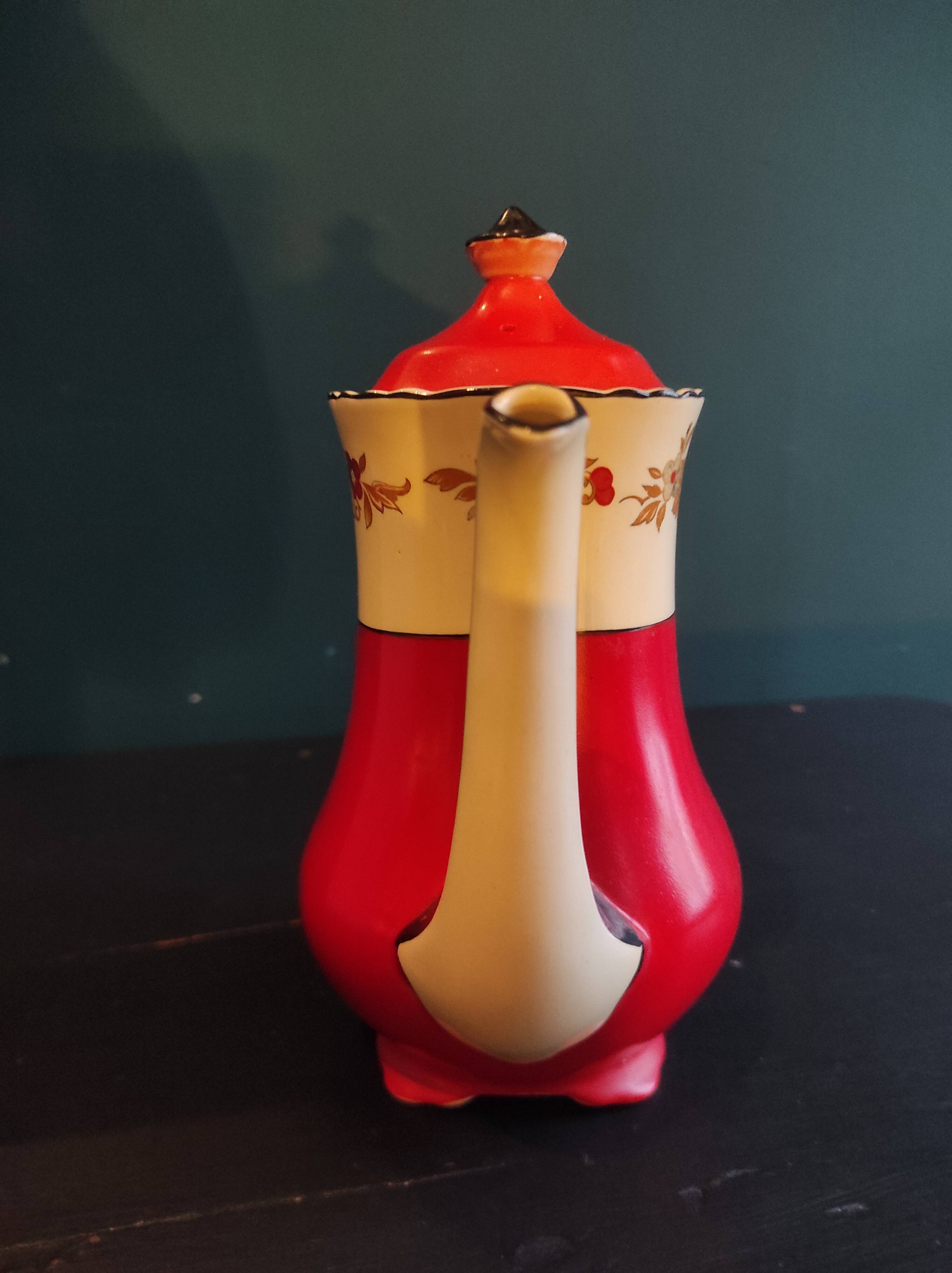 English vintage coffee or tea pot, Wedgwood, mod. Richelieu