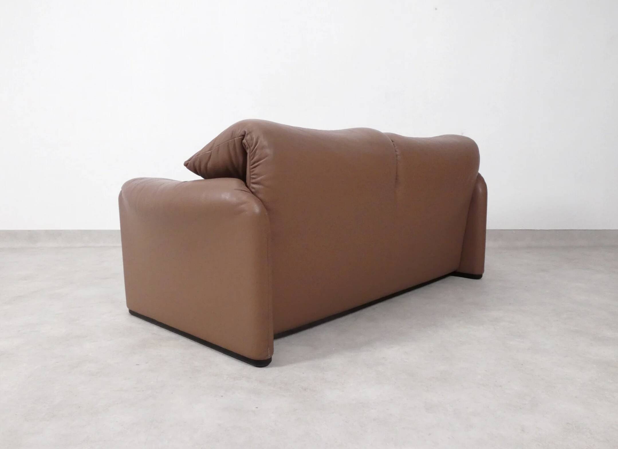 Set of Cassina Maralunga 2 seaters in mocca leather
