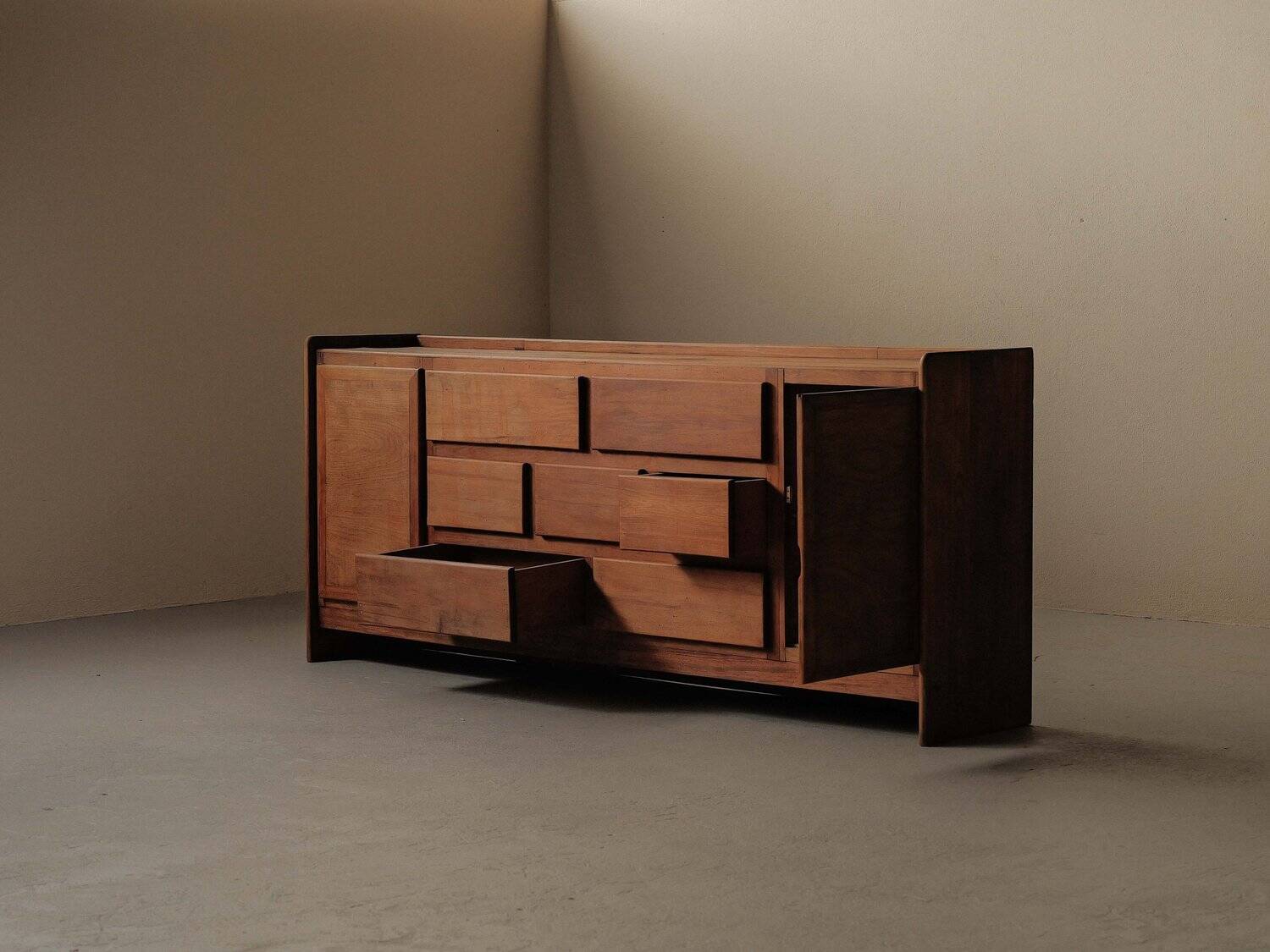 Meuble d’atelier en pin – Travail français des années 1970