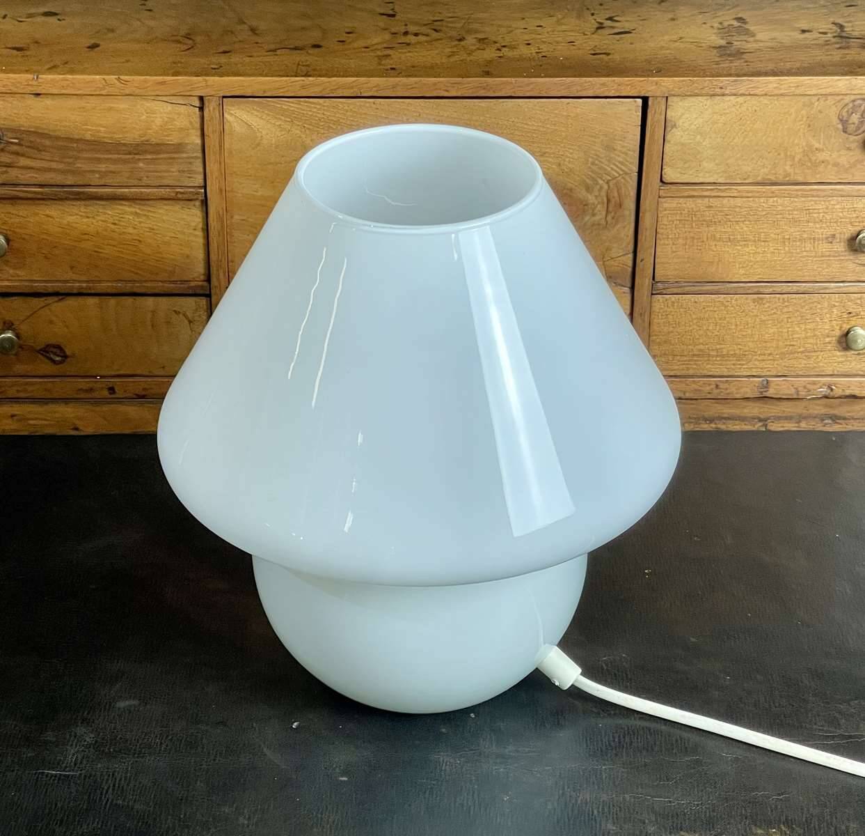 Lampe champignon en opaline blanche des années 70