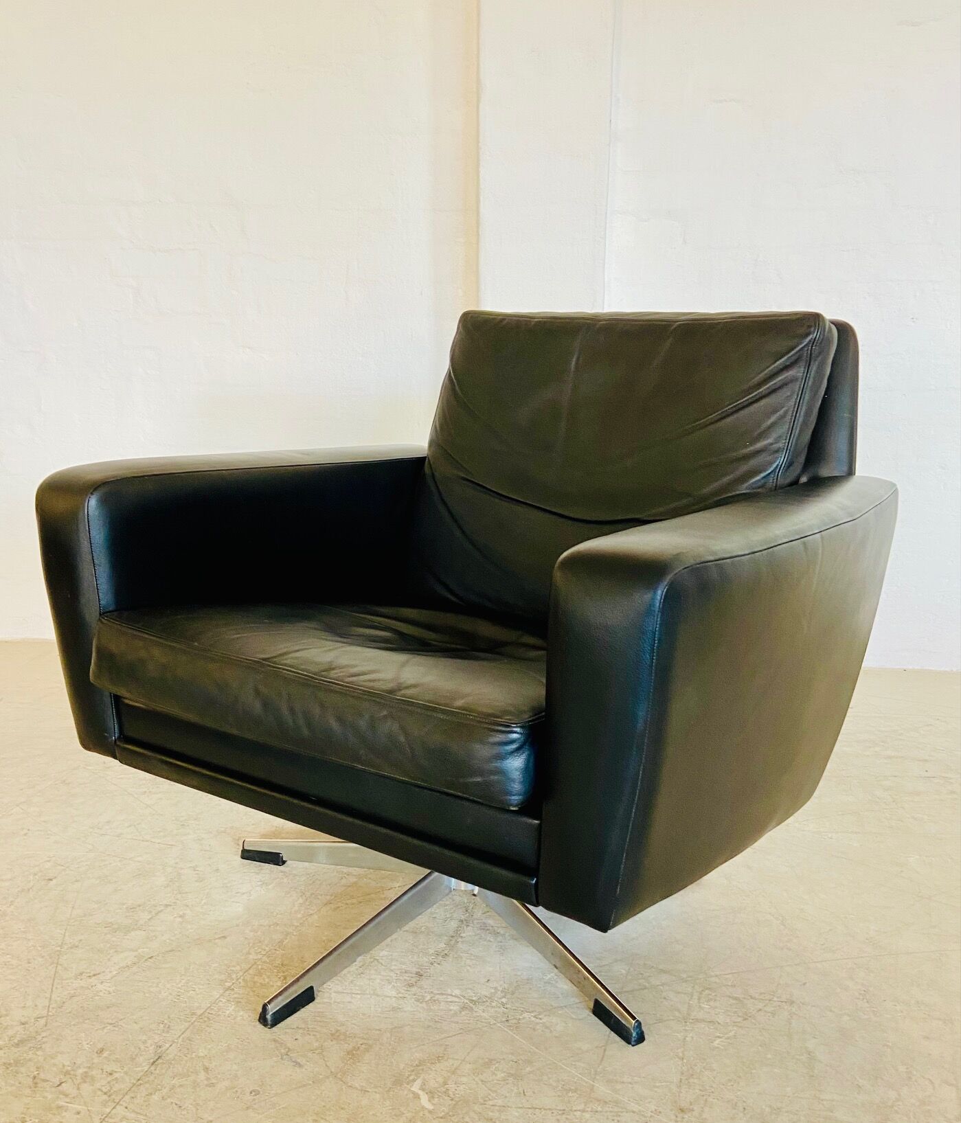 Vintage Danish swivel chair in black leather by Georg Thams