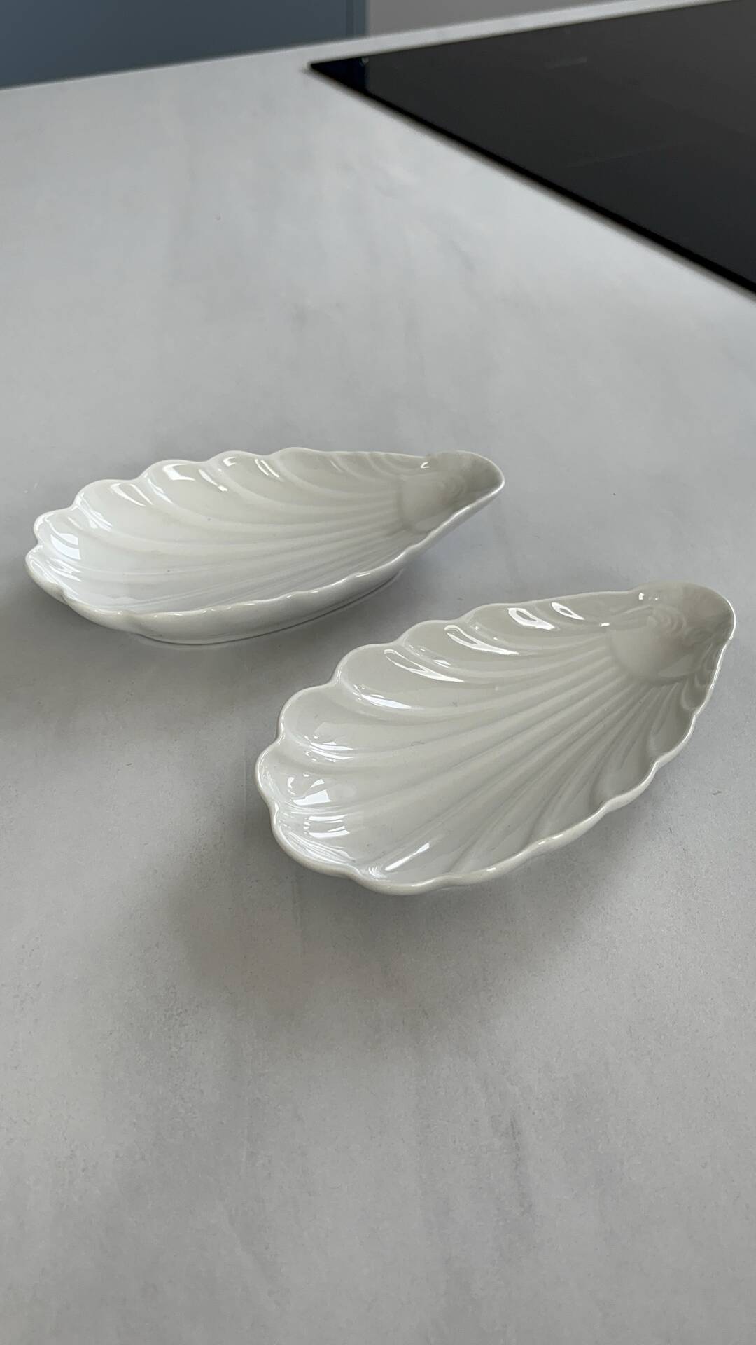 Set of 2 small Pillivuyt porcelain dishes – C-shaped bowls