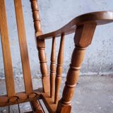 Canapé 3 places en chêne style années 50, avec tissu à carreaux vert-bleu et accoudoirs à fuseaux tournés.