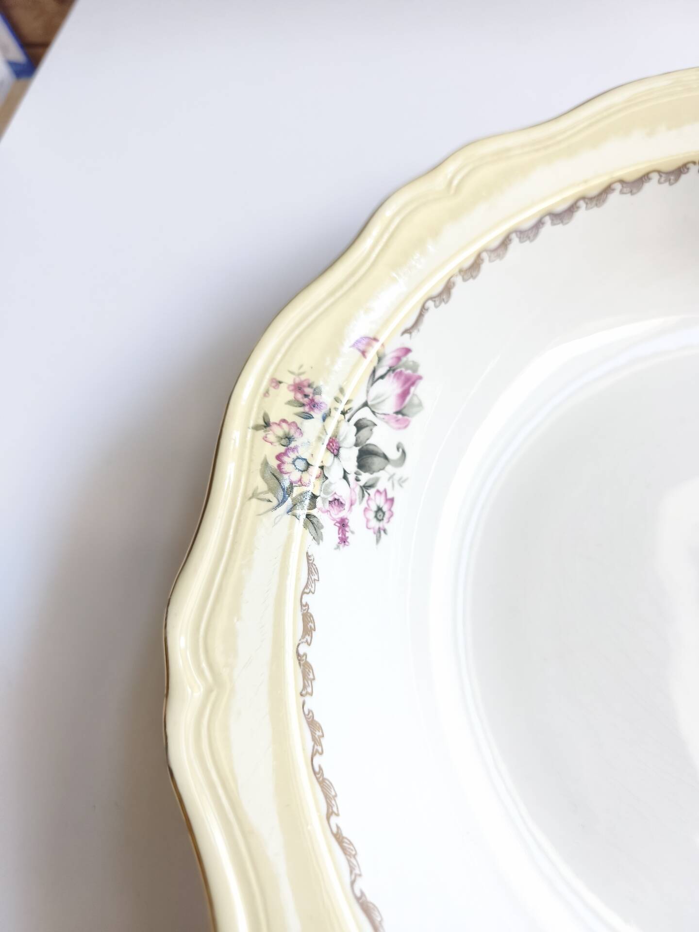 Vintage shallow dish L'Amandinoise model Paola white cream flowers