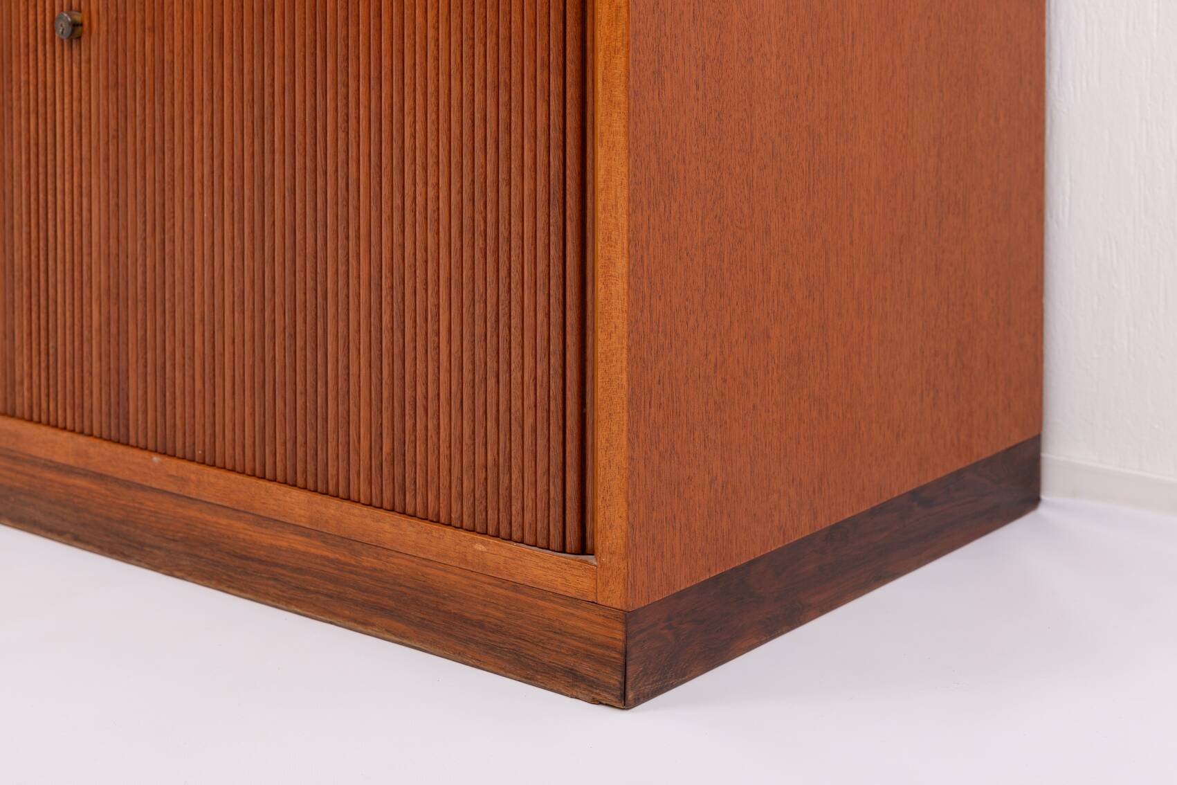 Armoire danoise moderne du milieu du siècle conçue par Willy Beck pour Morten Olsen