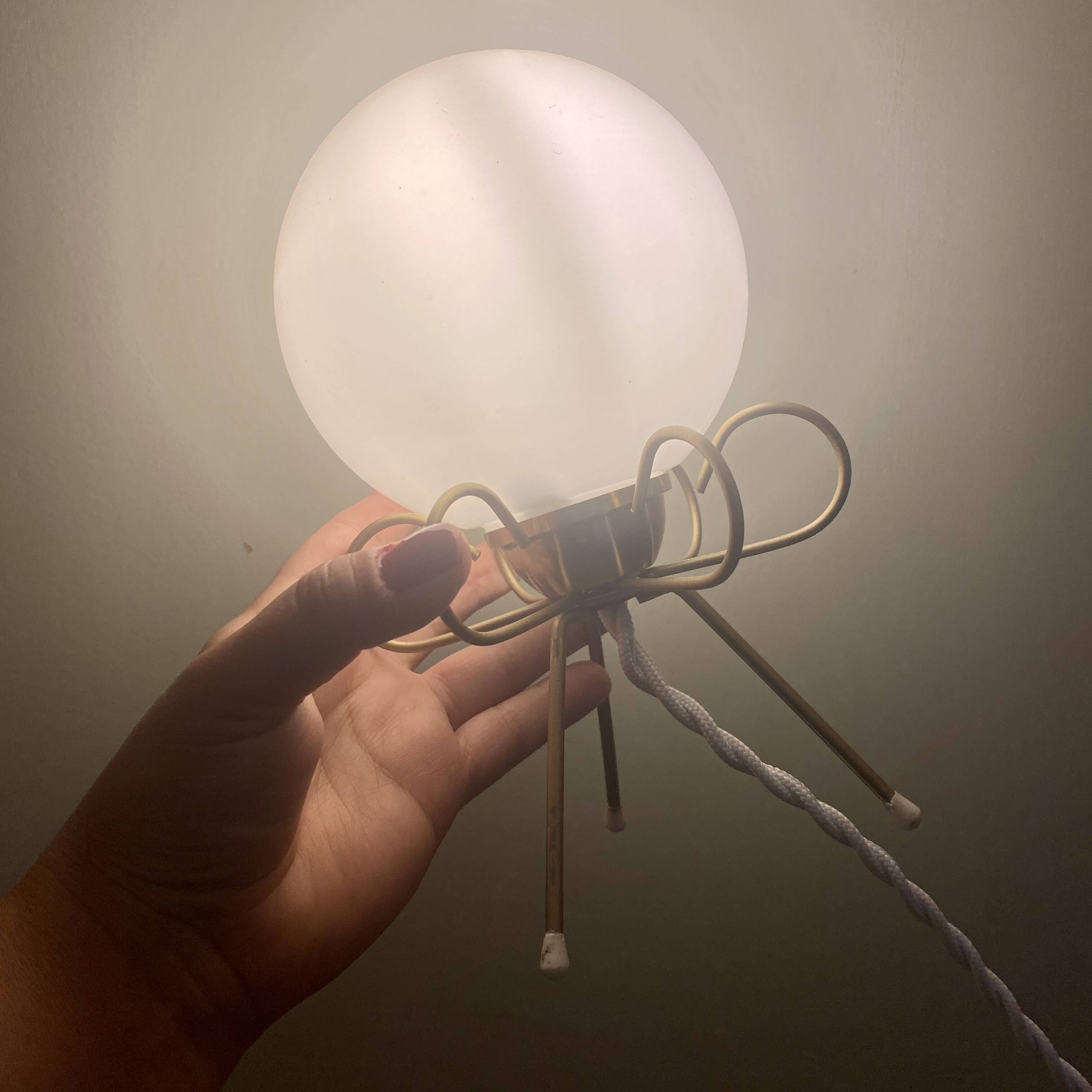 Vintage tripod lamp in brass and white opaline