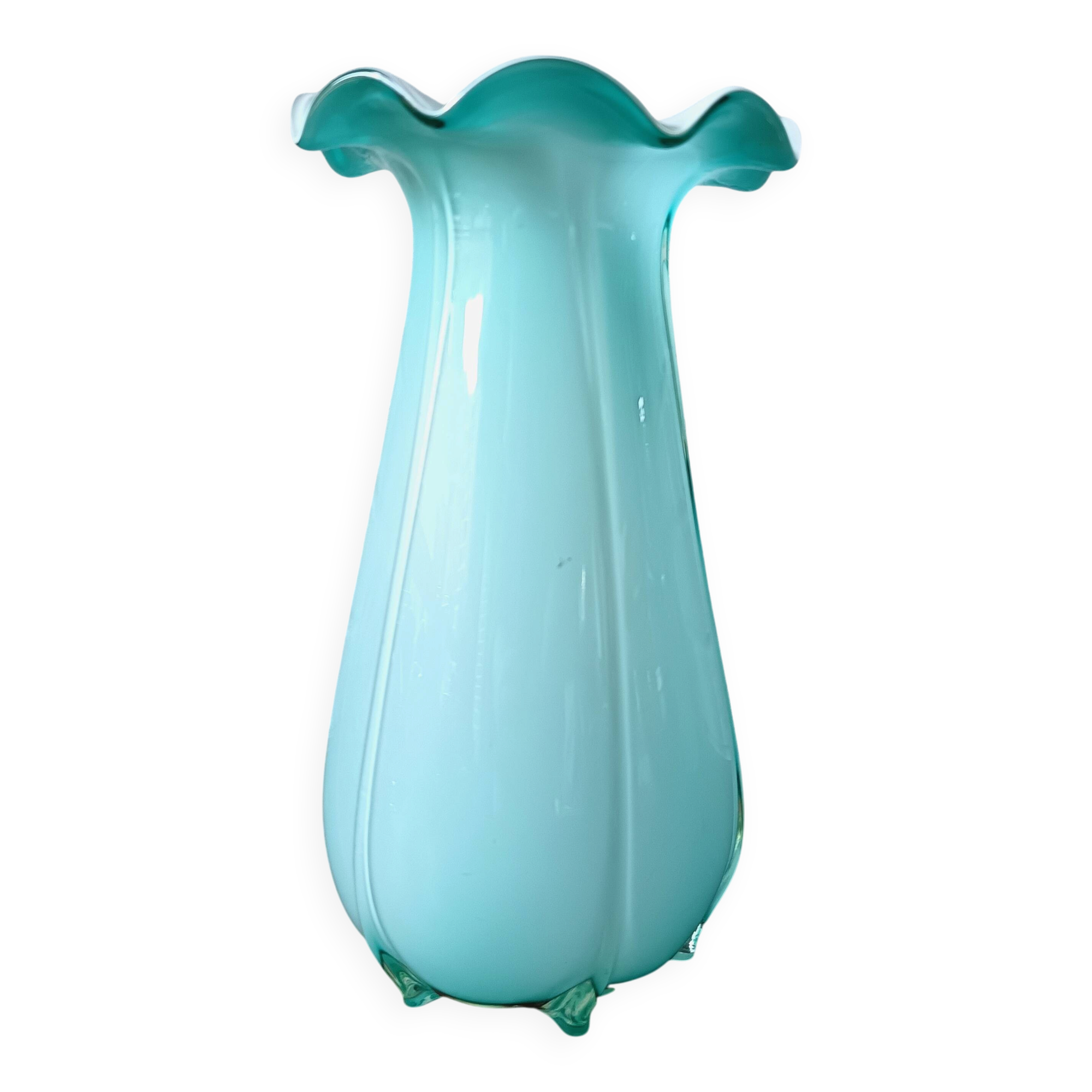 Grand vase opaline bleu clair, col ondulé
