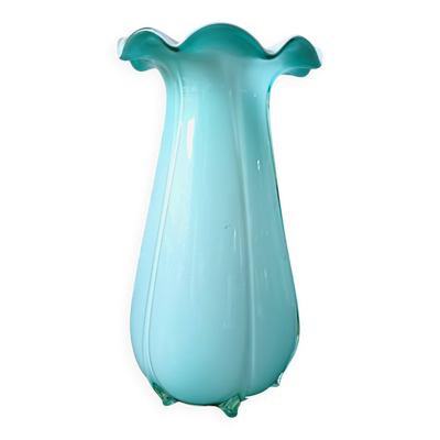 Grand vase opaline bleu clair, col ondulé