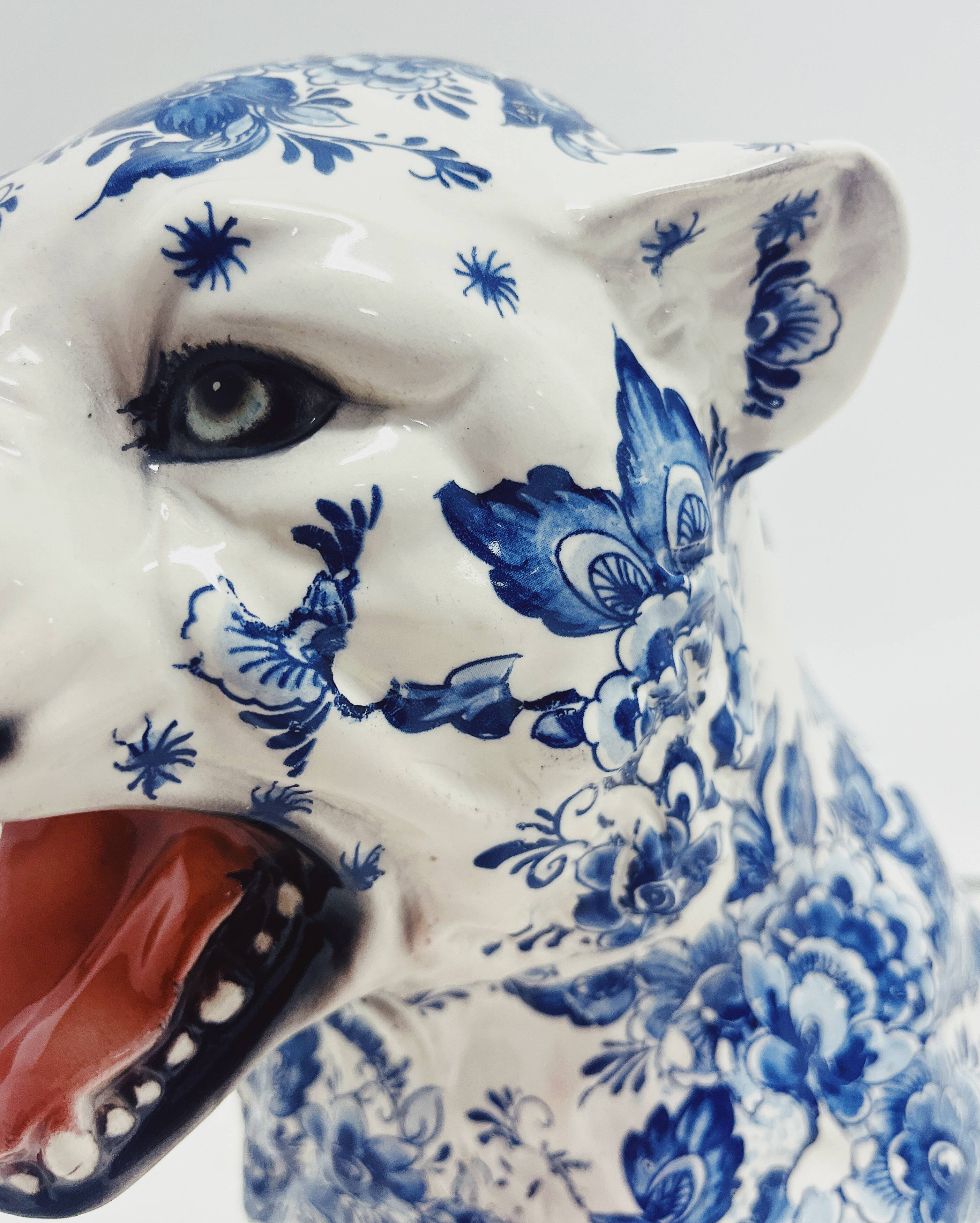 Statue de tigre en céramique bleu de Delft