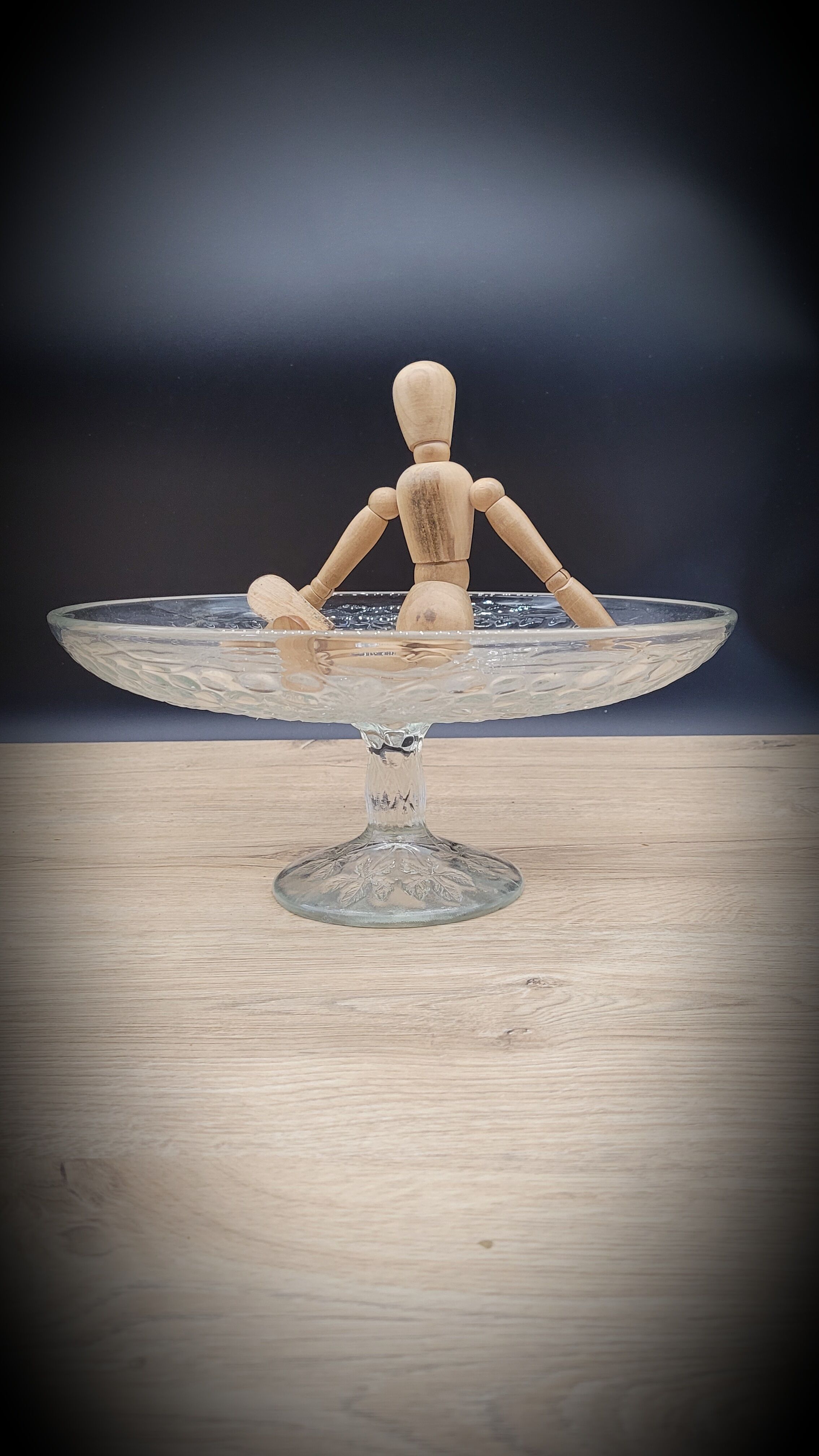 Transparent vine cake dish