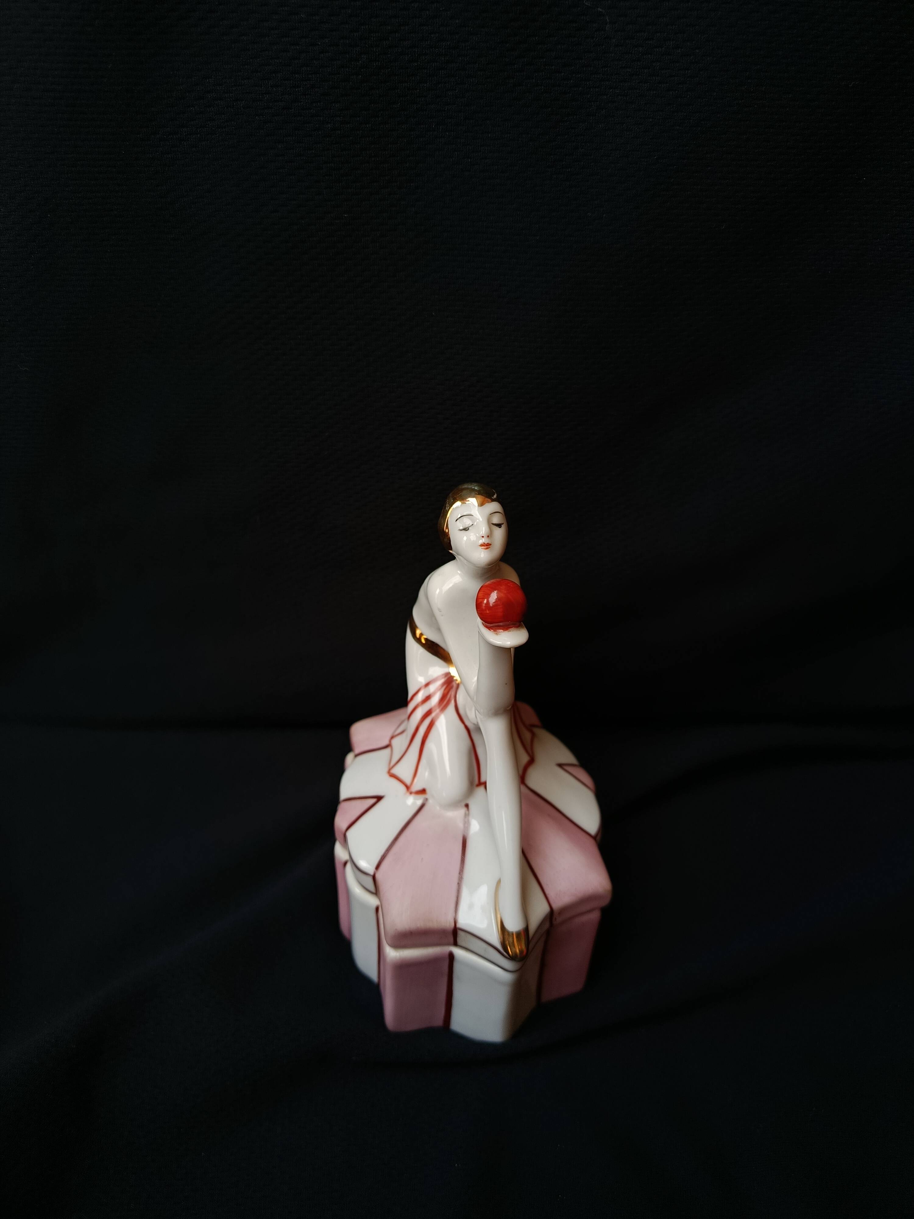 Ballerina jewellery box in porcelain