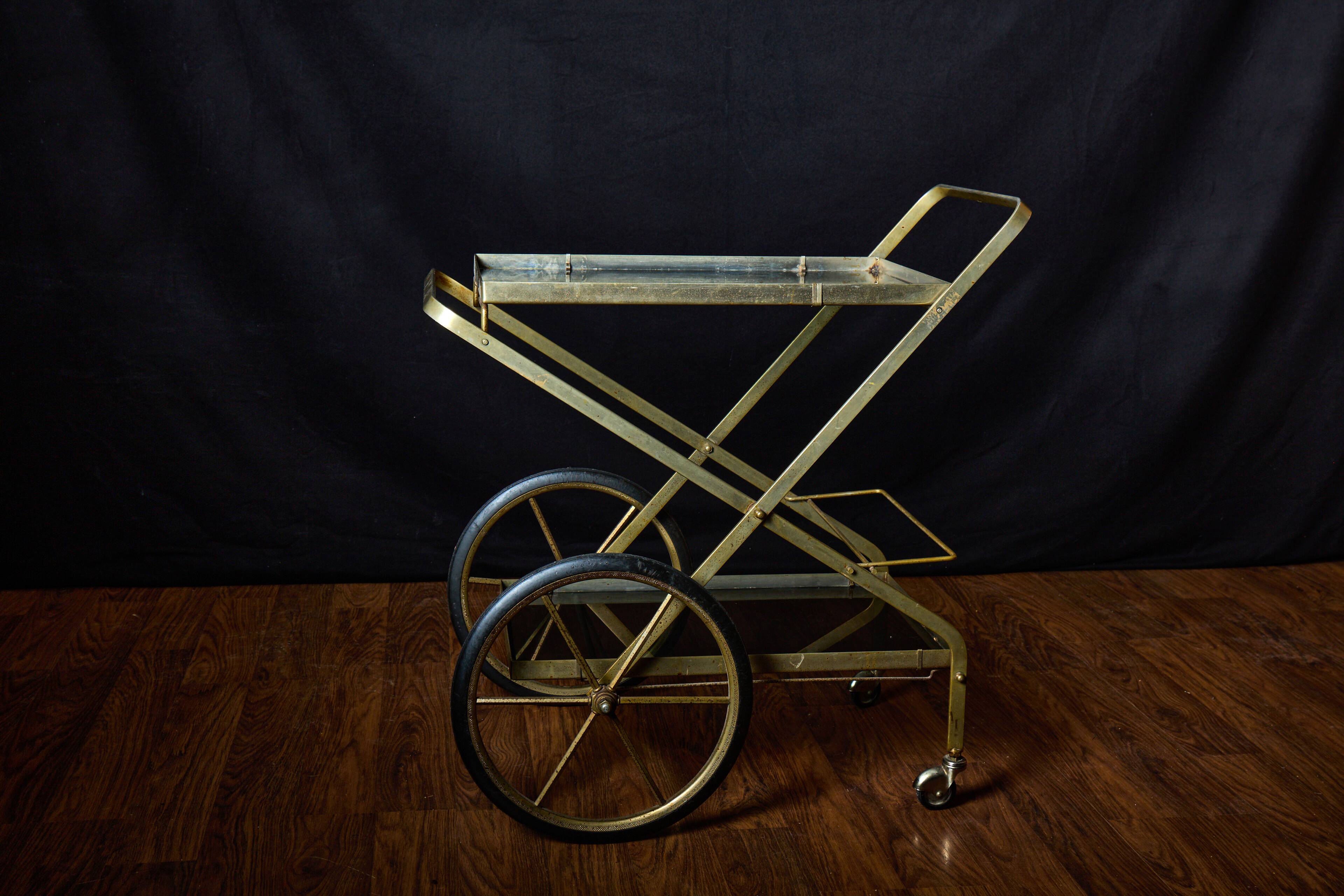 Vintage rolling trolley in gold metal & smoked glass – Retro elegance as