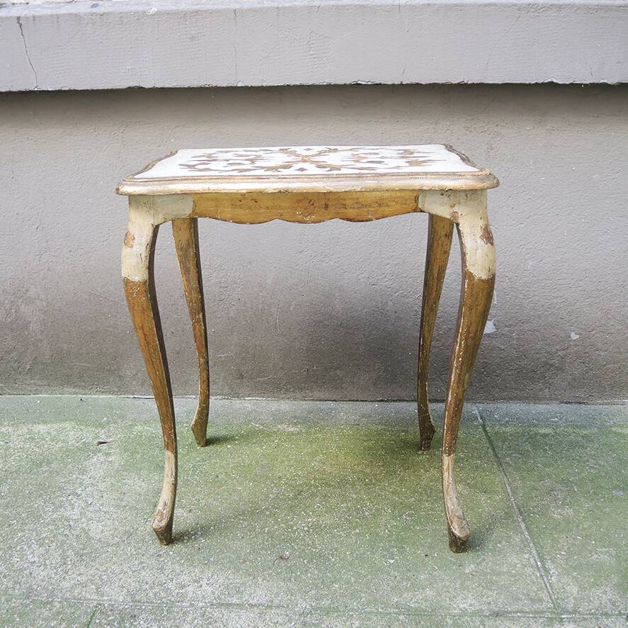 Antique Florentine side table in white and gold wood.