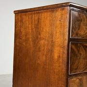 Commode en acajou à façade bombée