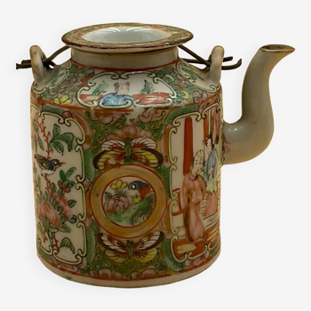 Porcelain teapot from China Canton XIX°