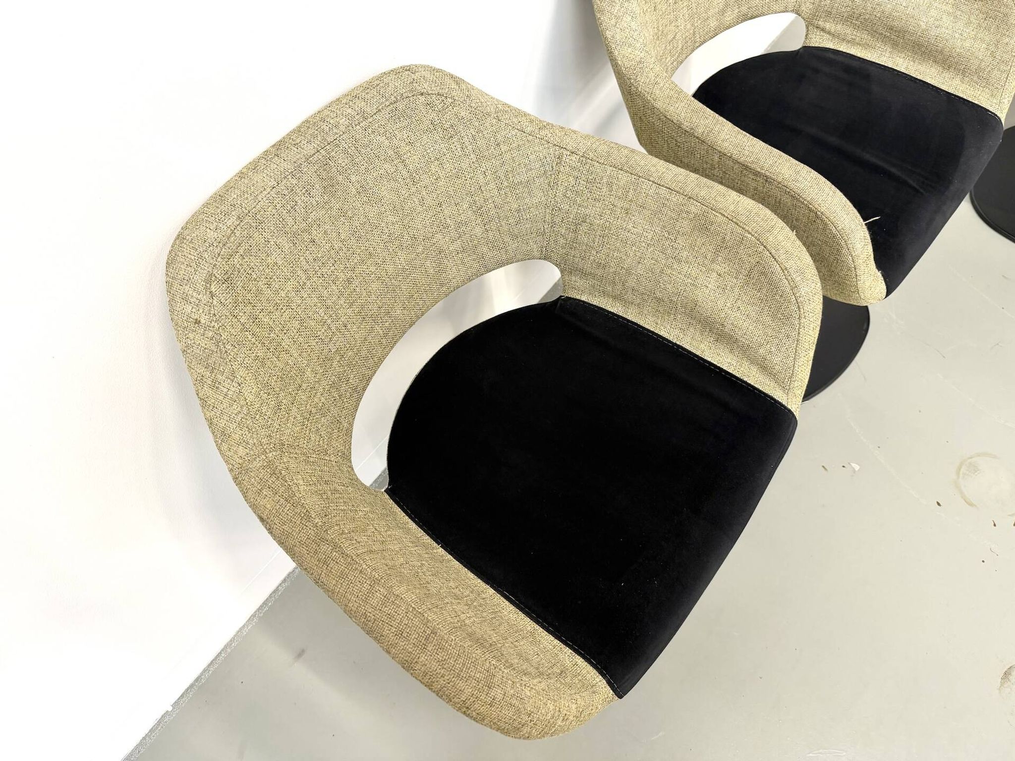 Series of six swivel chairs with organic shell, mottled fabric and base dis