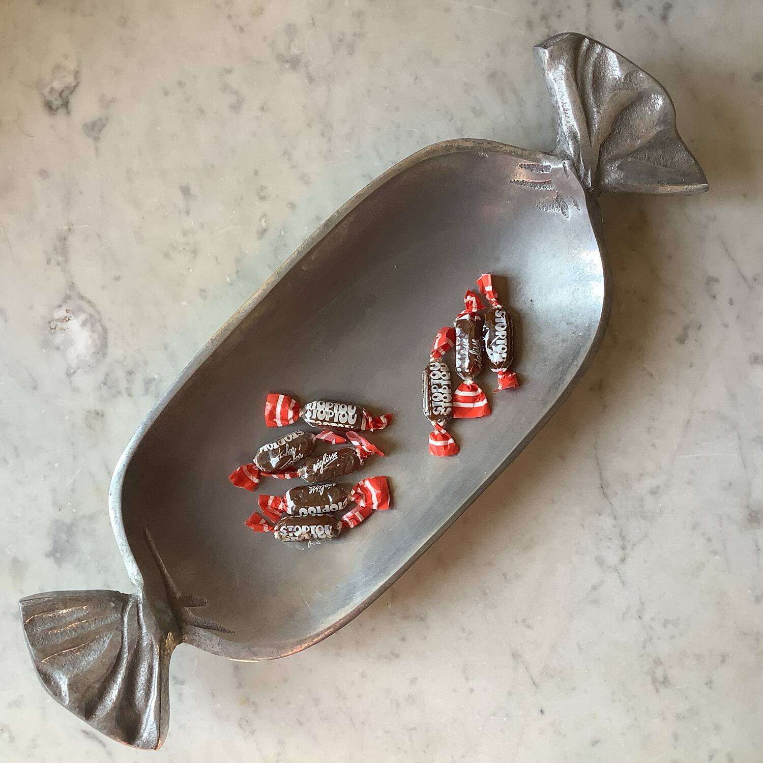 Candy-shaped aluminum pocket emptier