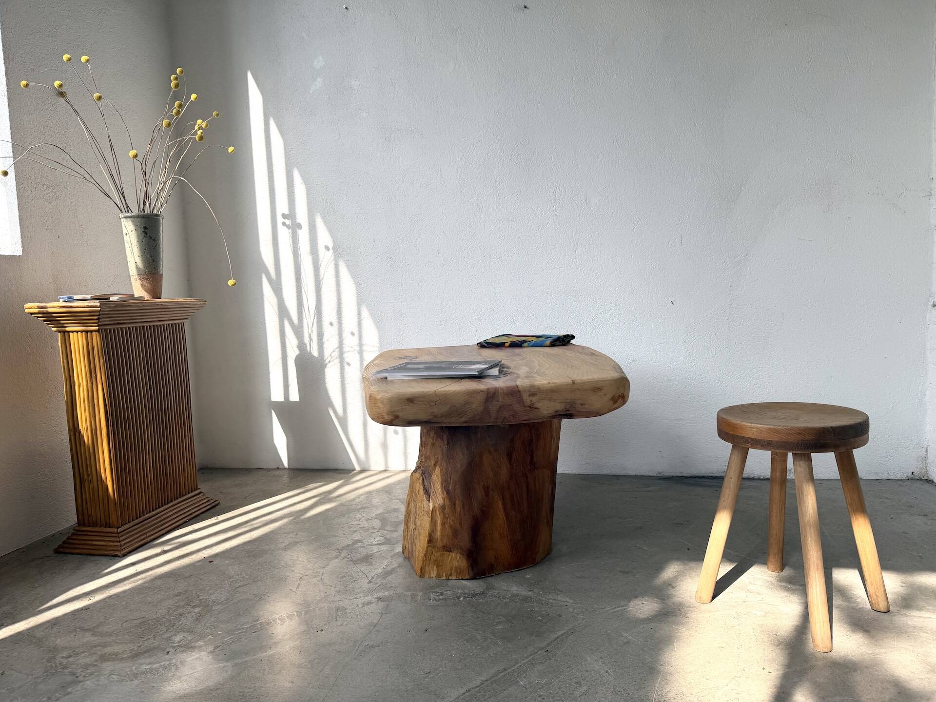 Organic brutalist coffee table in solid cedar, trunk pedestal, 1970s.