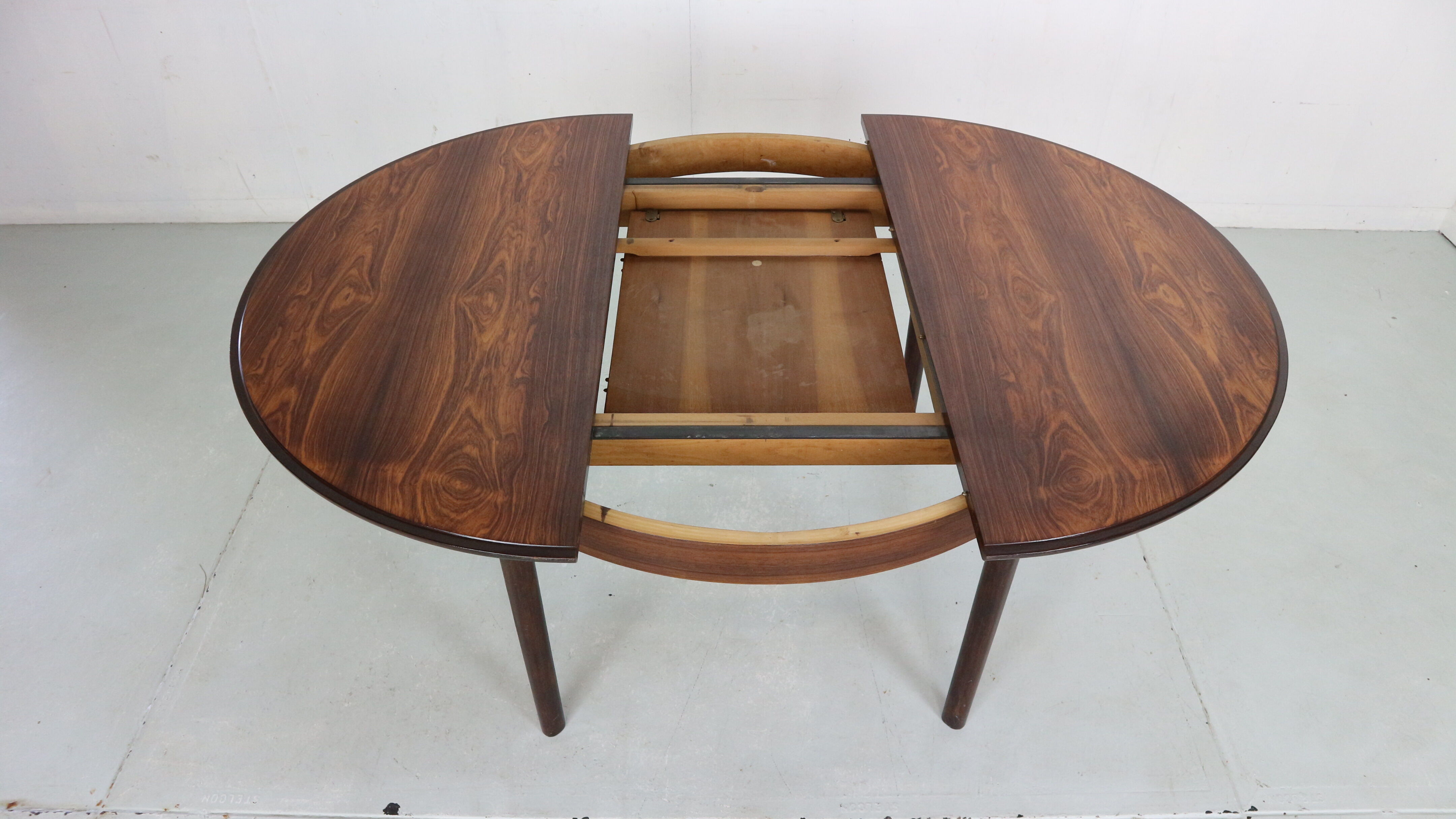 Scandinavian Modern Extendable Oval/Round Dinning Table, 1960, Denmark