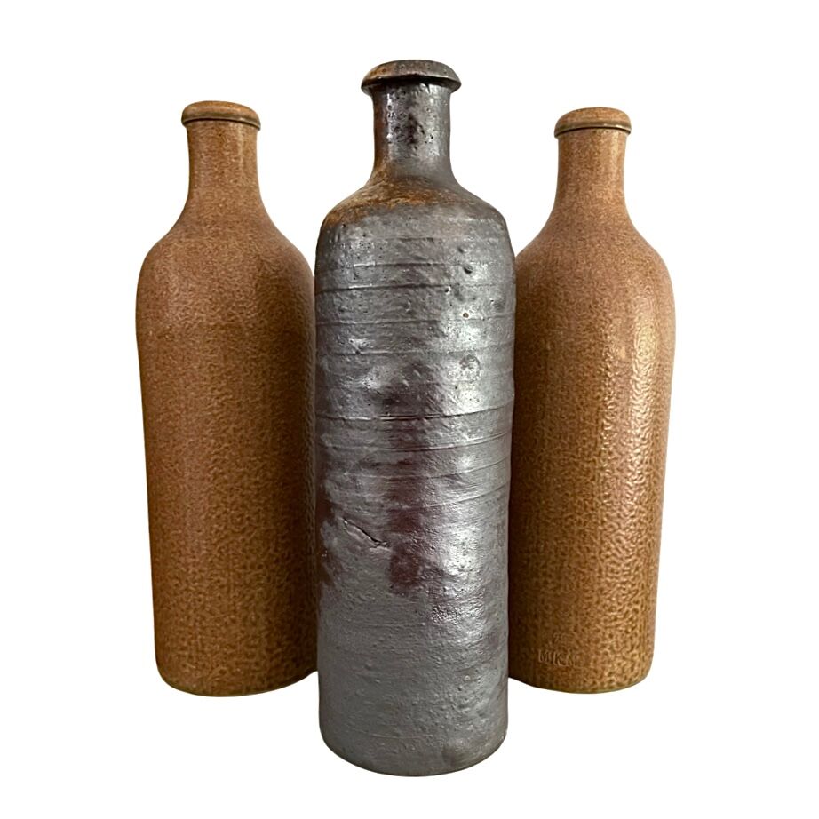 Lot de trois bouteilles en grès