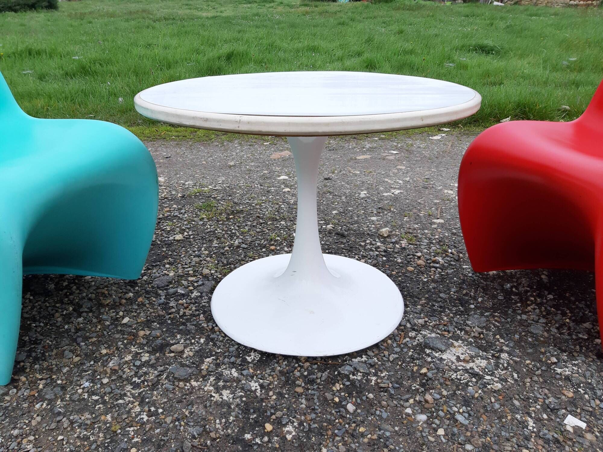 Lounge set with table and pair of Panton chairs