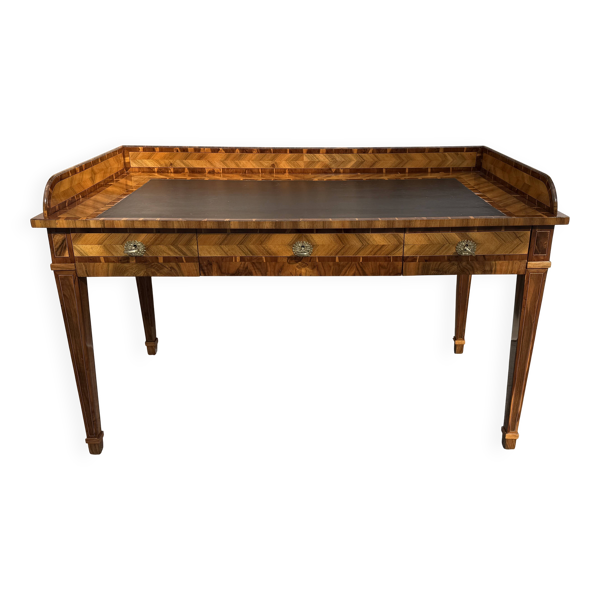 Bureau d'écriture en marqueterie de la fin du XVIIIe siècle, en noyer et placages exotiques