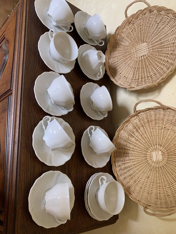 Lot de 11 tasses et 12 soucoupes en porcelaine Seltmann Weiden