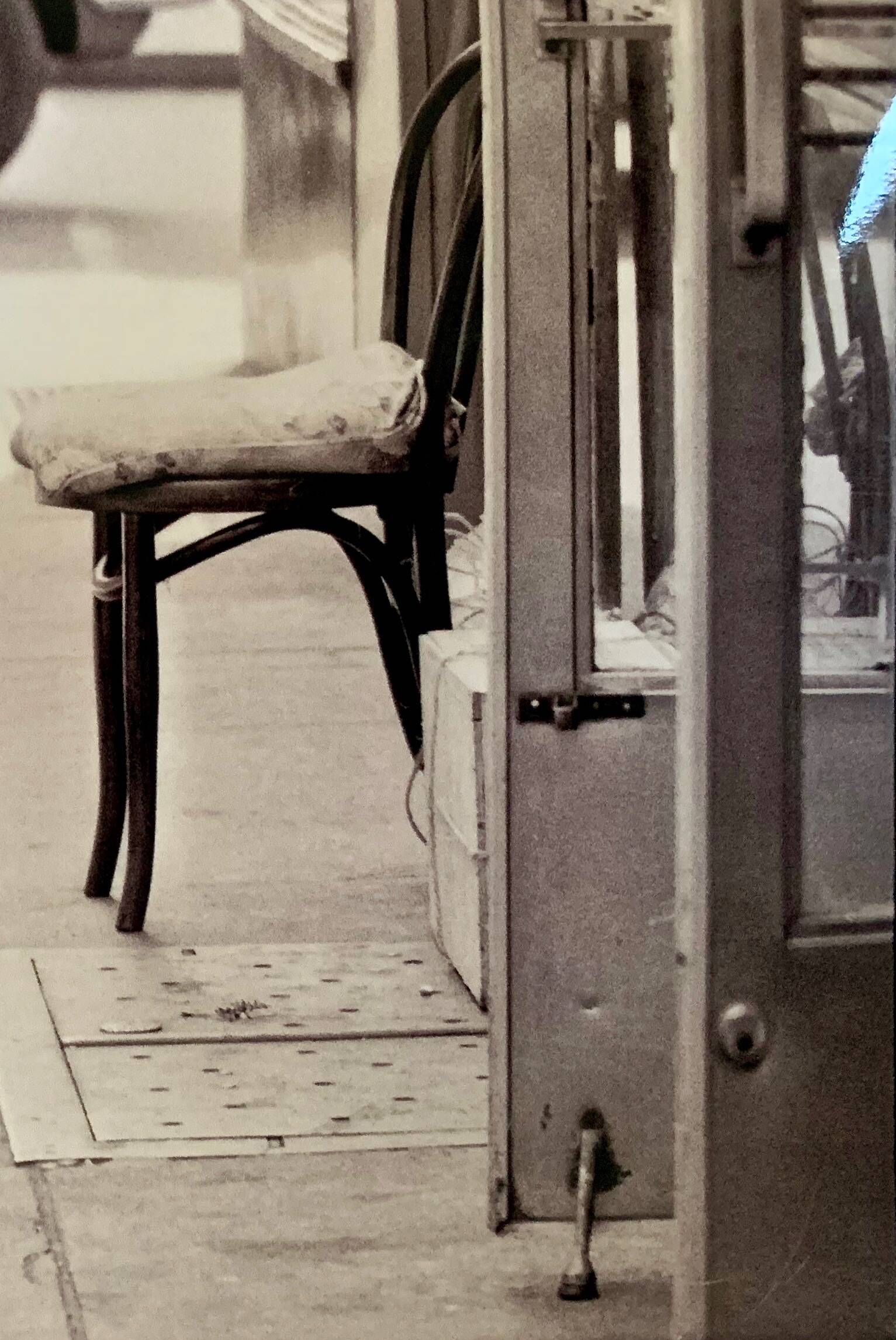 Photo of New York, Cat with rolling eyes in front of a shoe shine, 1960