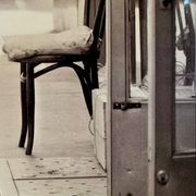 Photo of New York, Cat with rolling eyes in front of a shoe shine, 1960