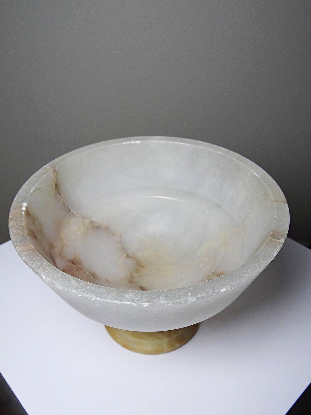 Vintage Italian alabaster footed bowl in white and beige, 1960s.