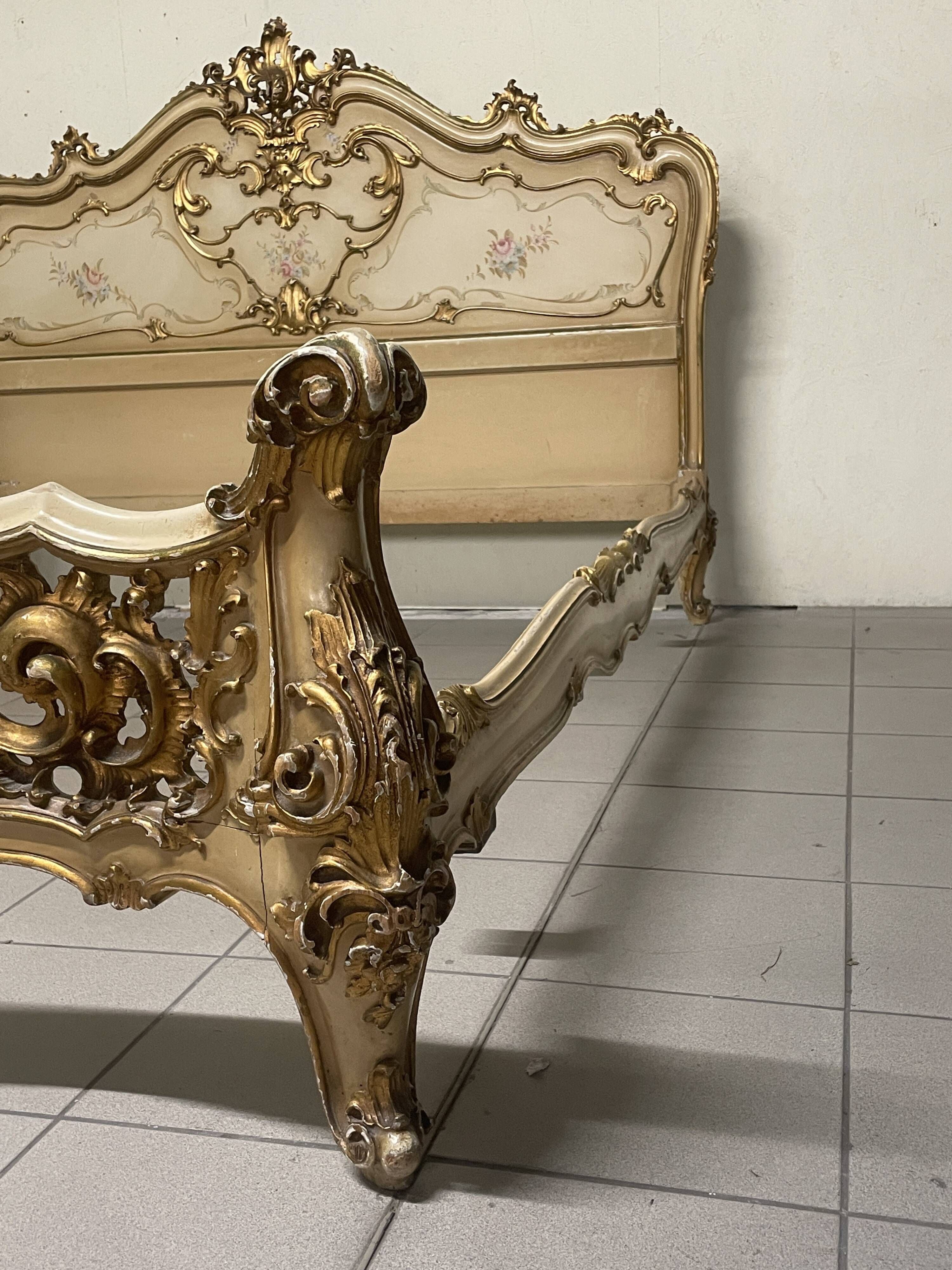 Lit matrimonial des années 40 dans le style Louis XV.