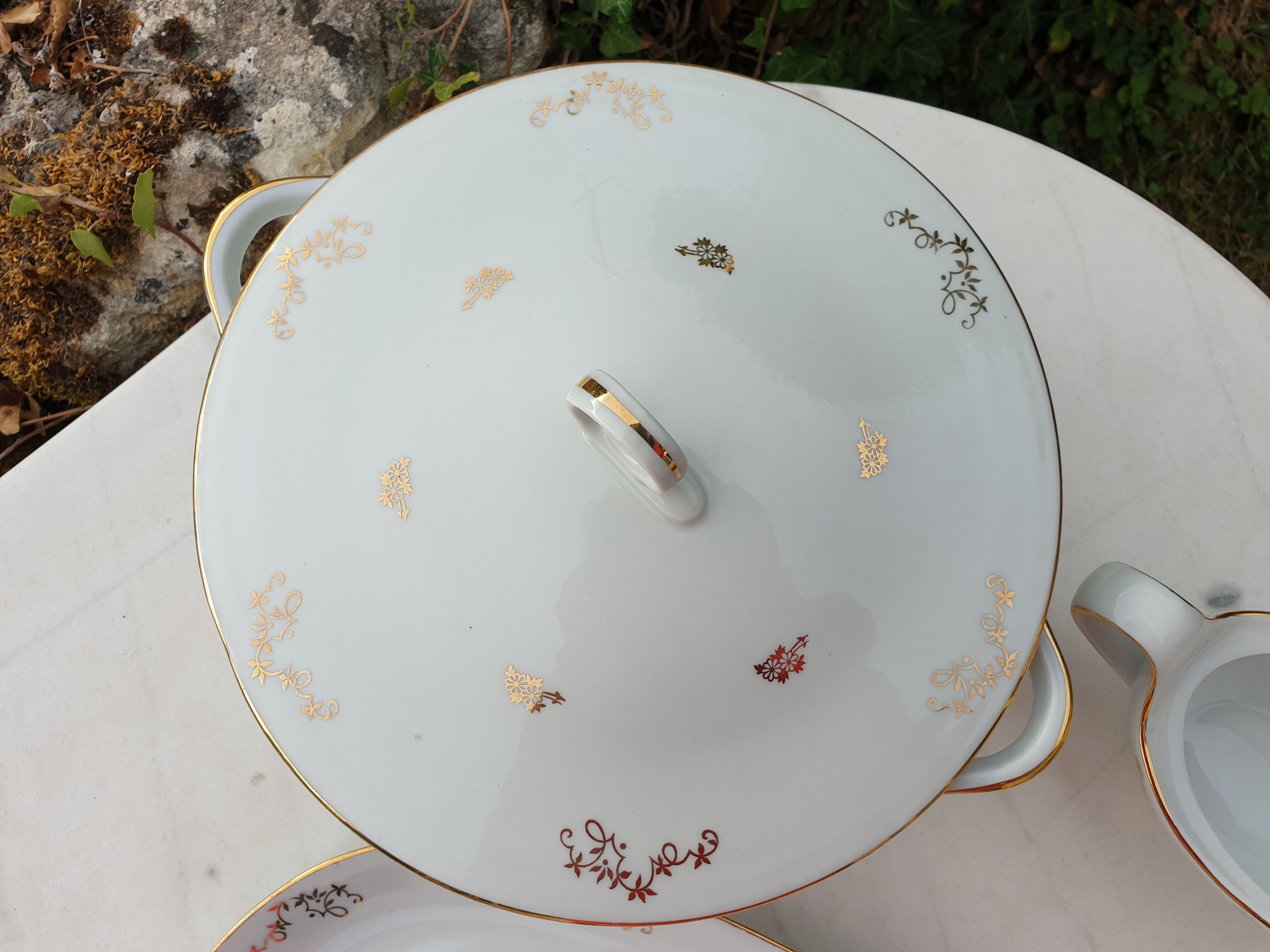 Serving dishes and soup bowl in luxury porcelain of the compagnie nationale