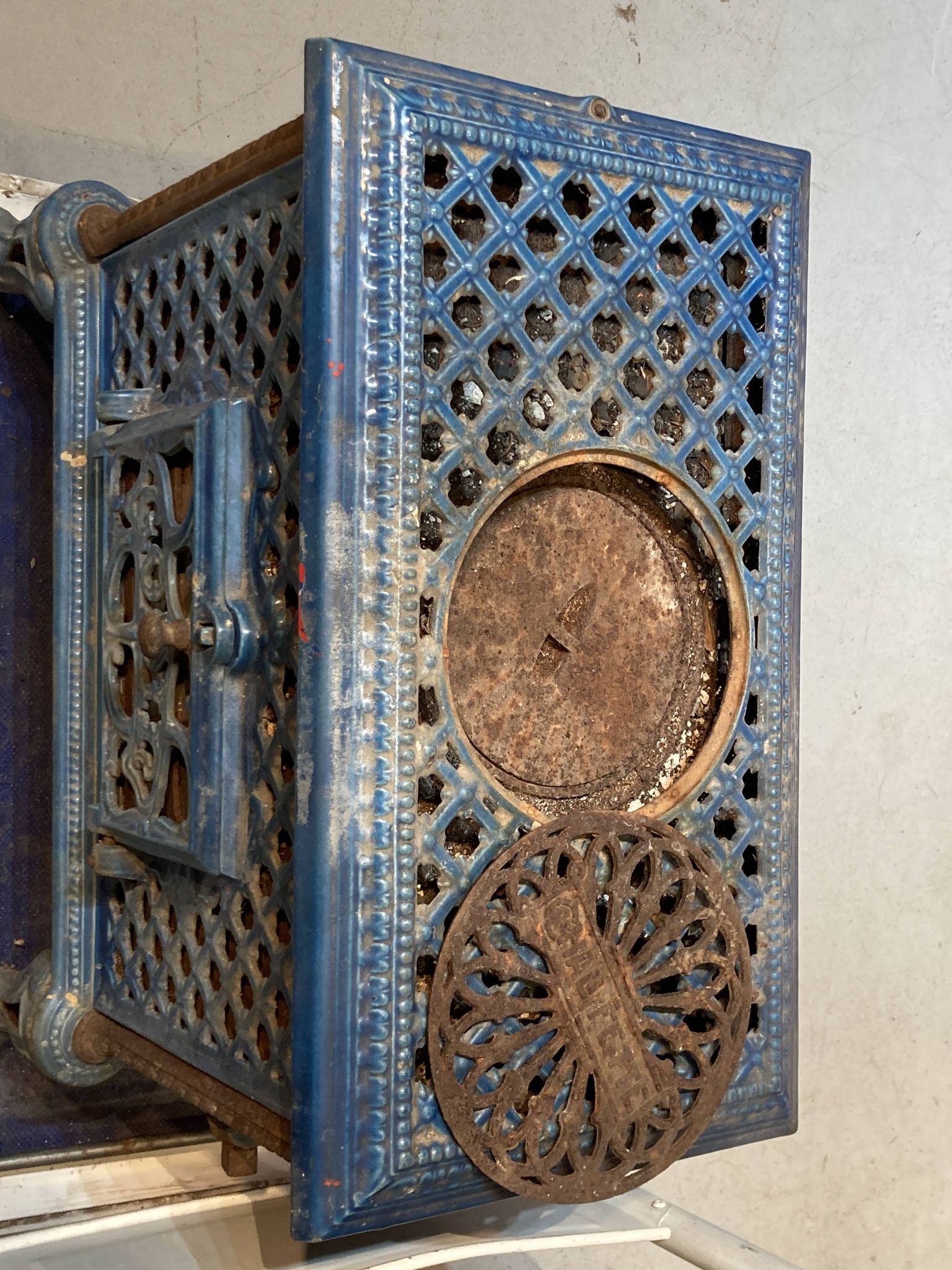 Poêle à bois en fonte et céramique bleu, de la marque Chauffette