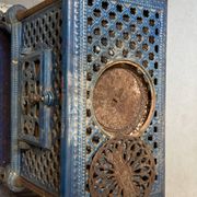 Poêle à bois en fonte et céramique bleu, de la marque Chauffette