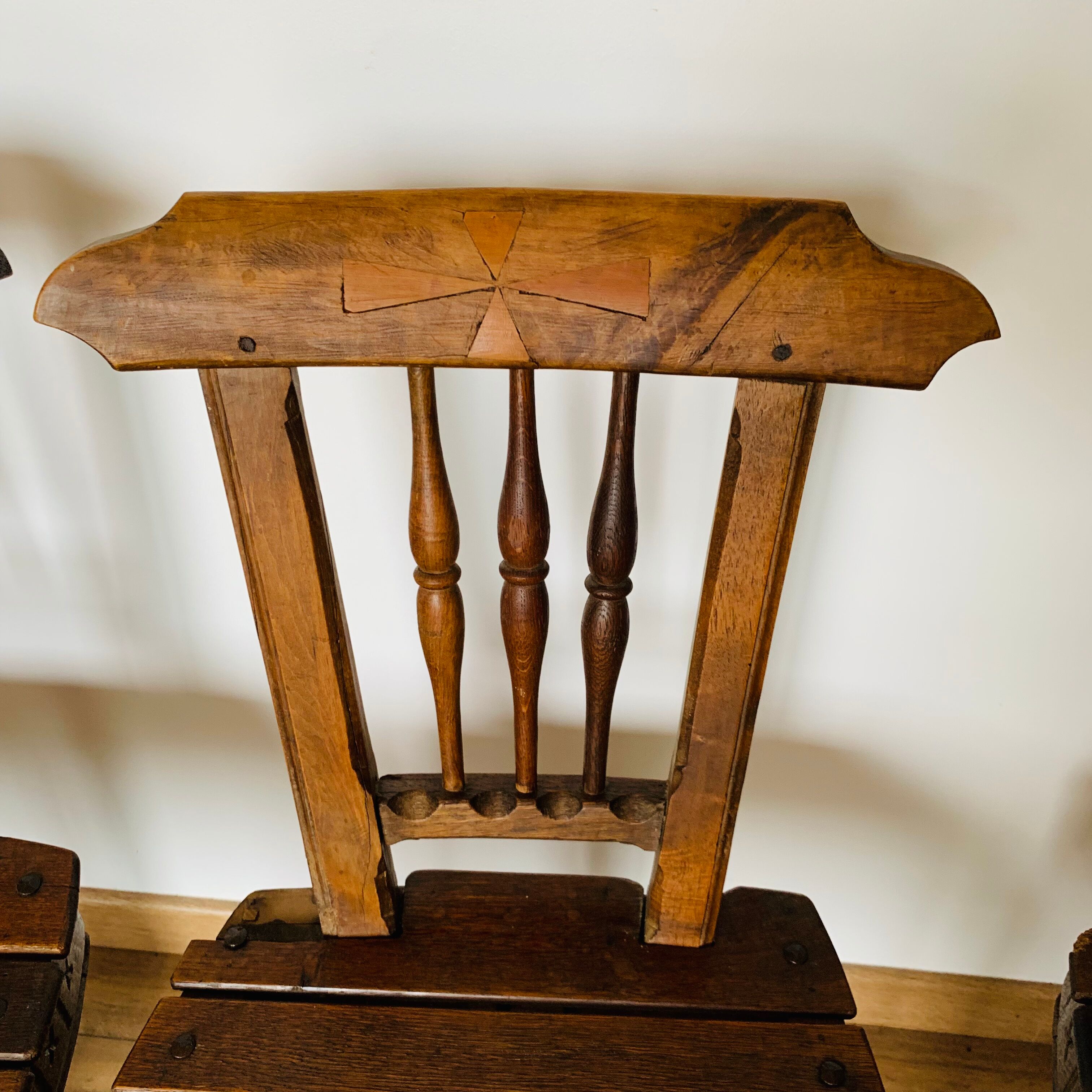 Ensemble de 5 chaises en bois, travail artisanal