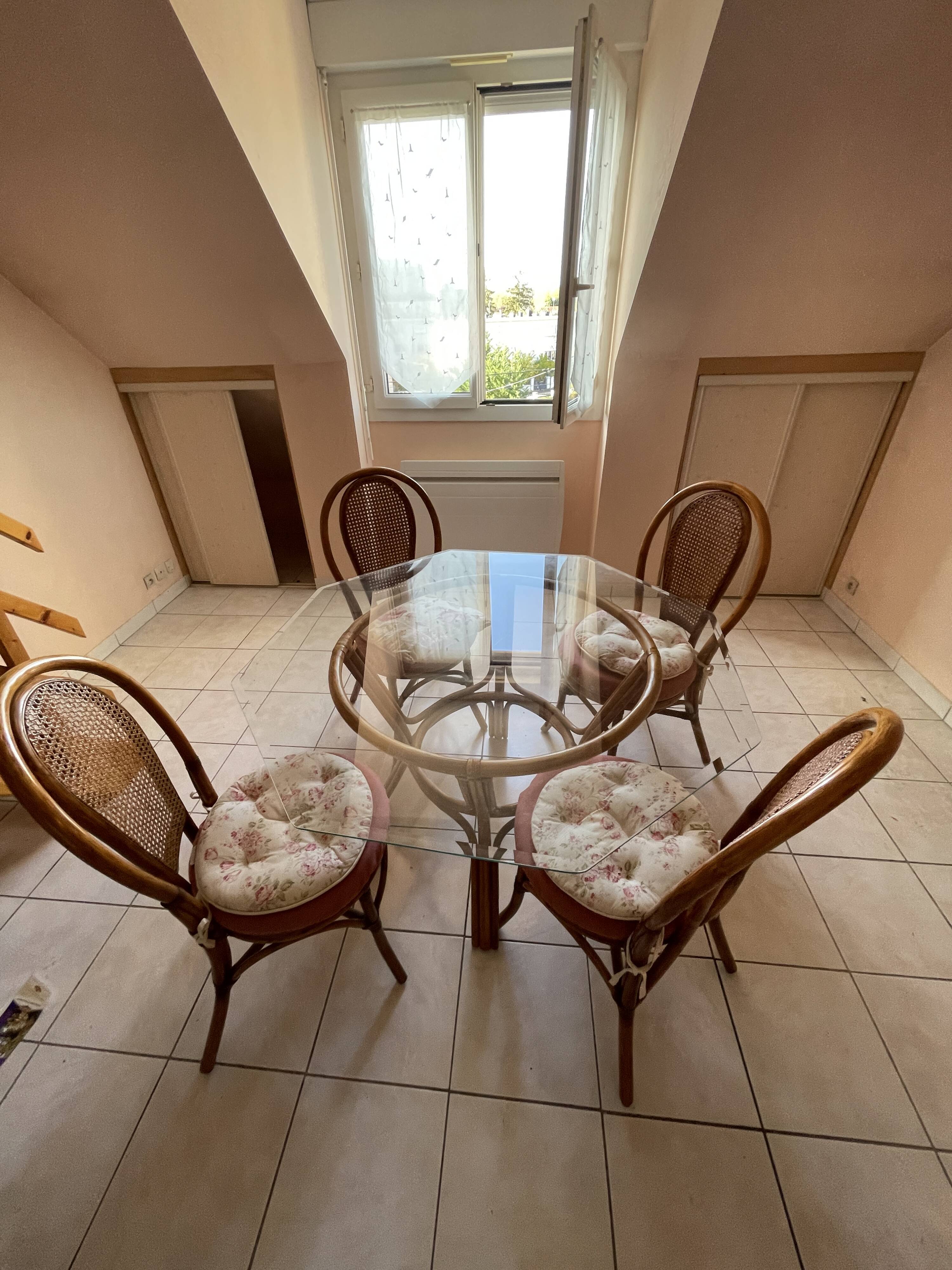 Ensemble table verre rotin et 4 chaises