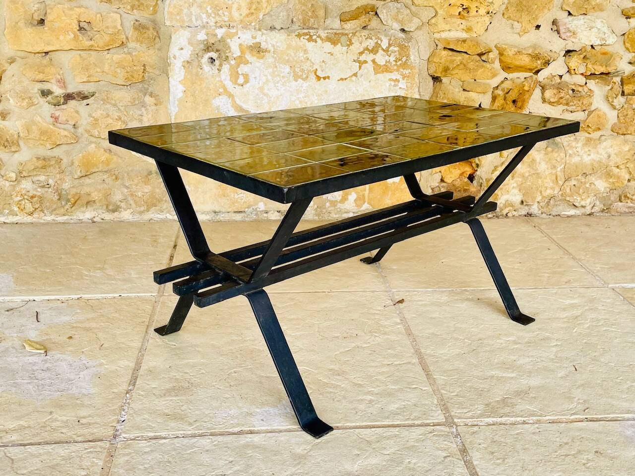 Table basse en céramique avec porte-magazine, circa 1970