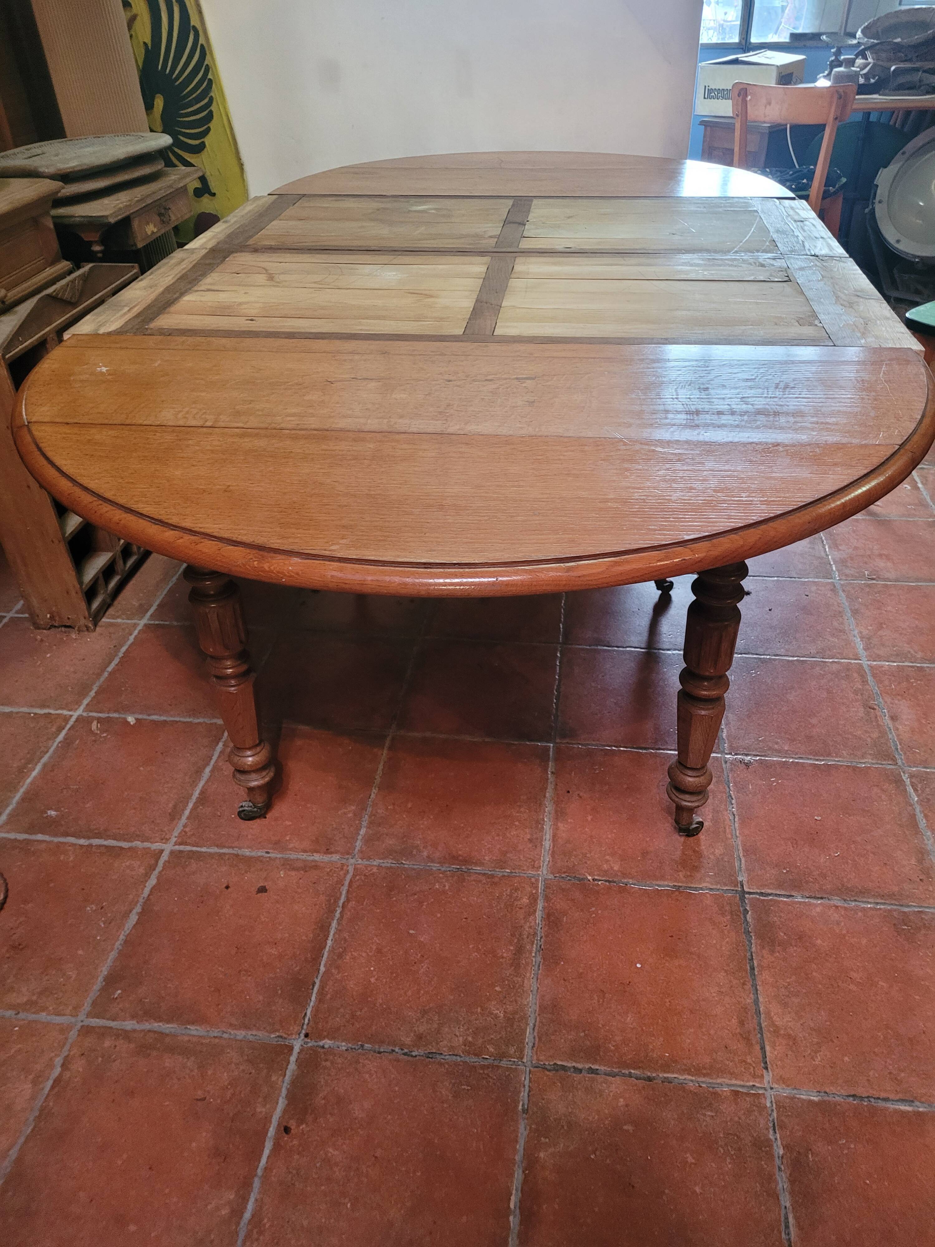 Round table 6 feet in oak with extension