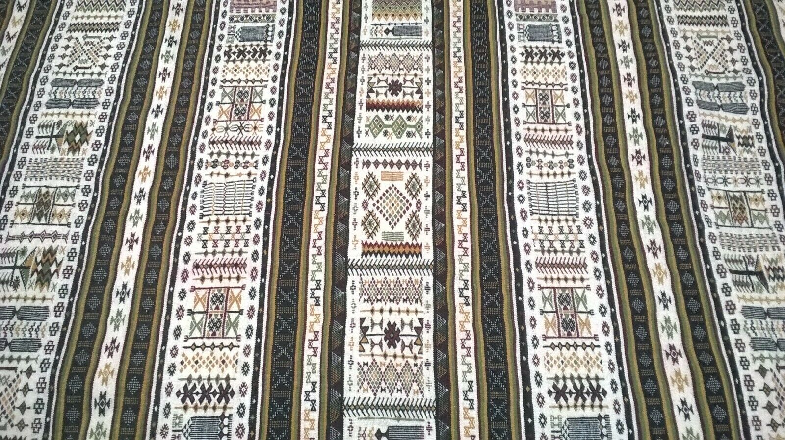 Hand-knotted handmade carpet 136x236cm