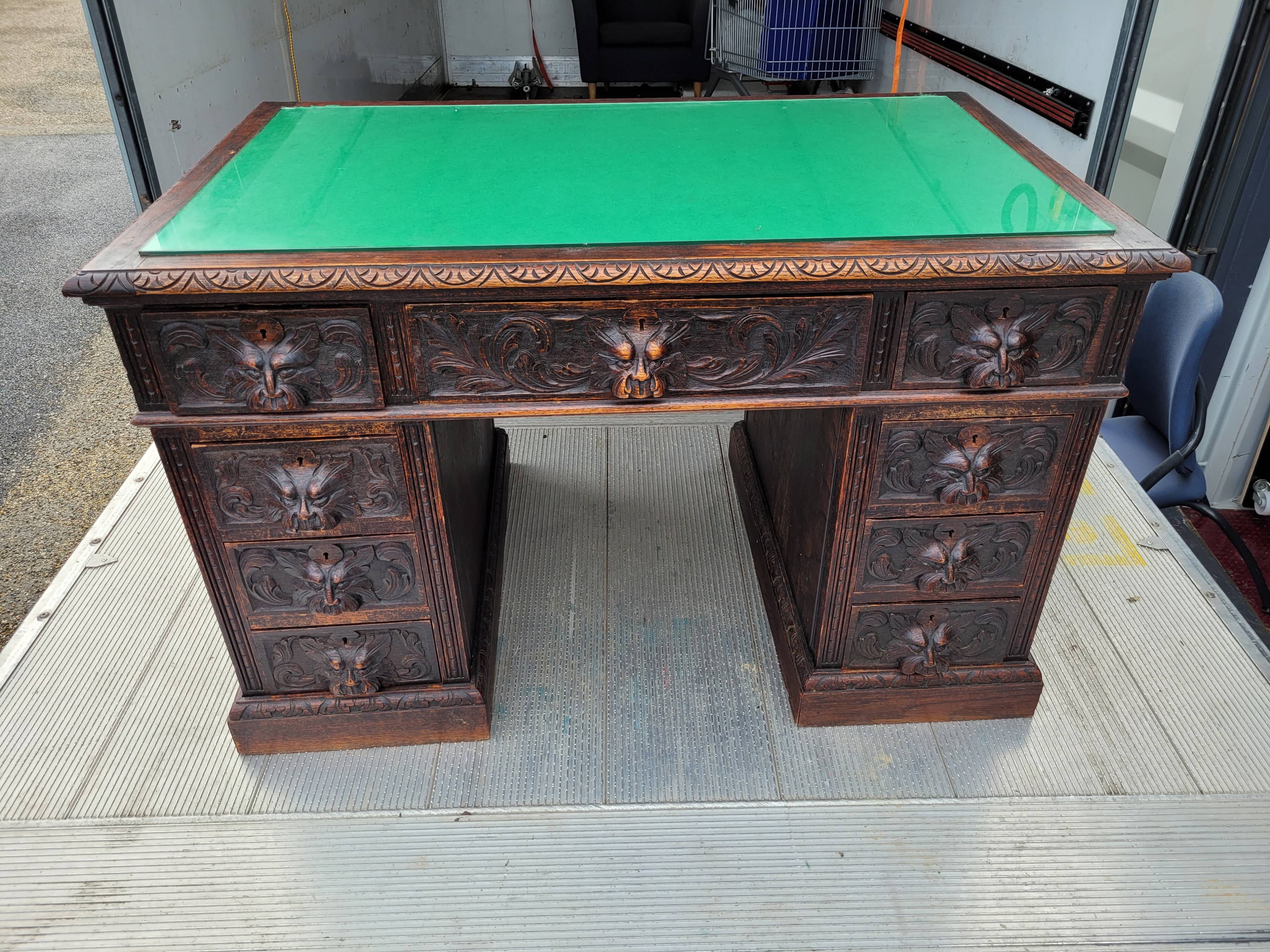 Bureau sculpté antique