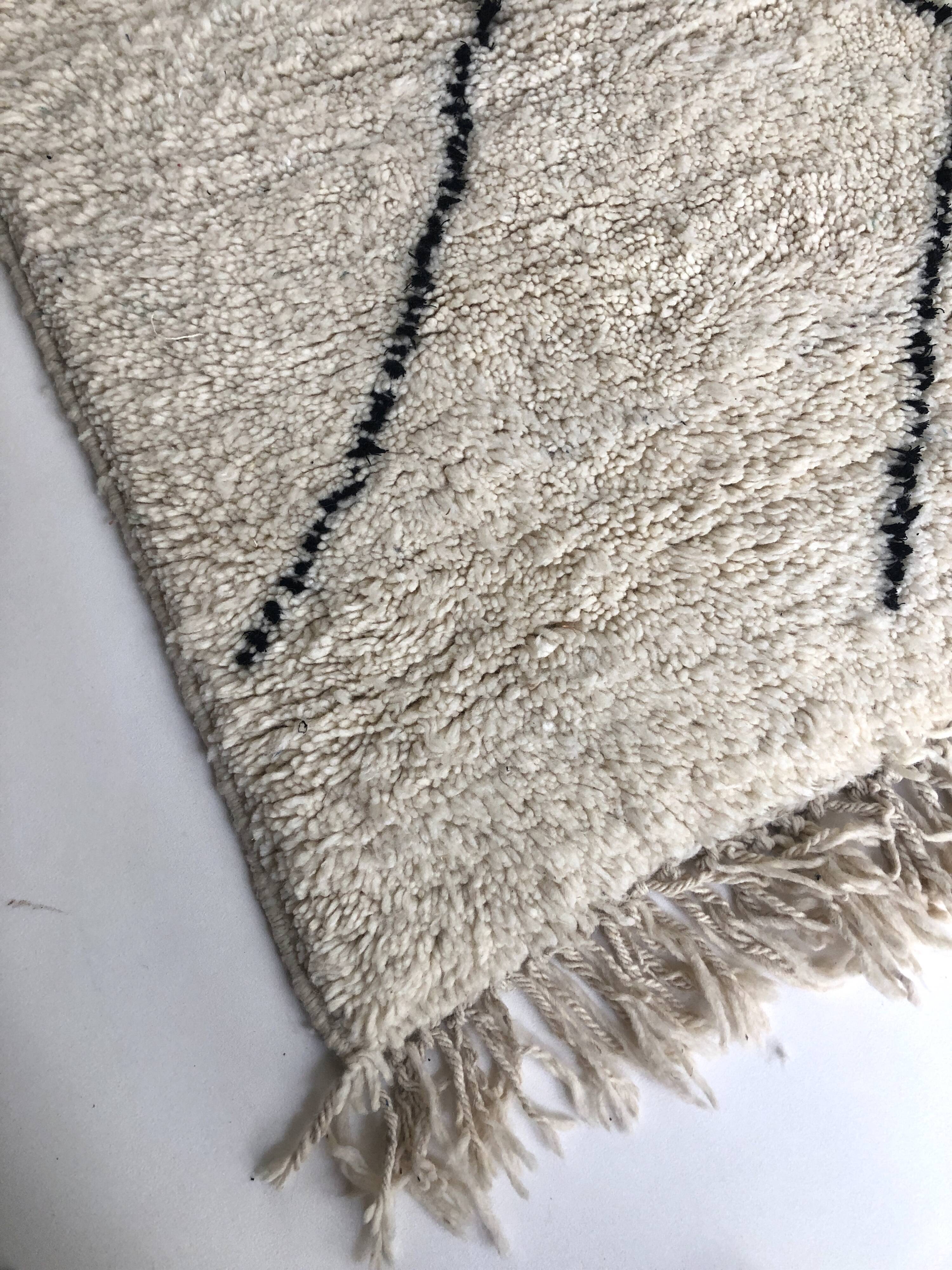 Moroccan Berber carpet Beni Ouarain with black graphic patterns 2,36x1.55m