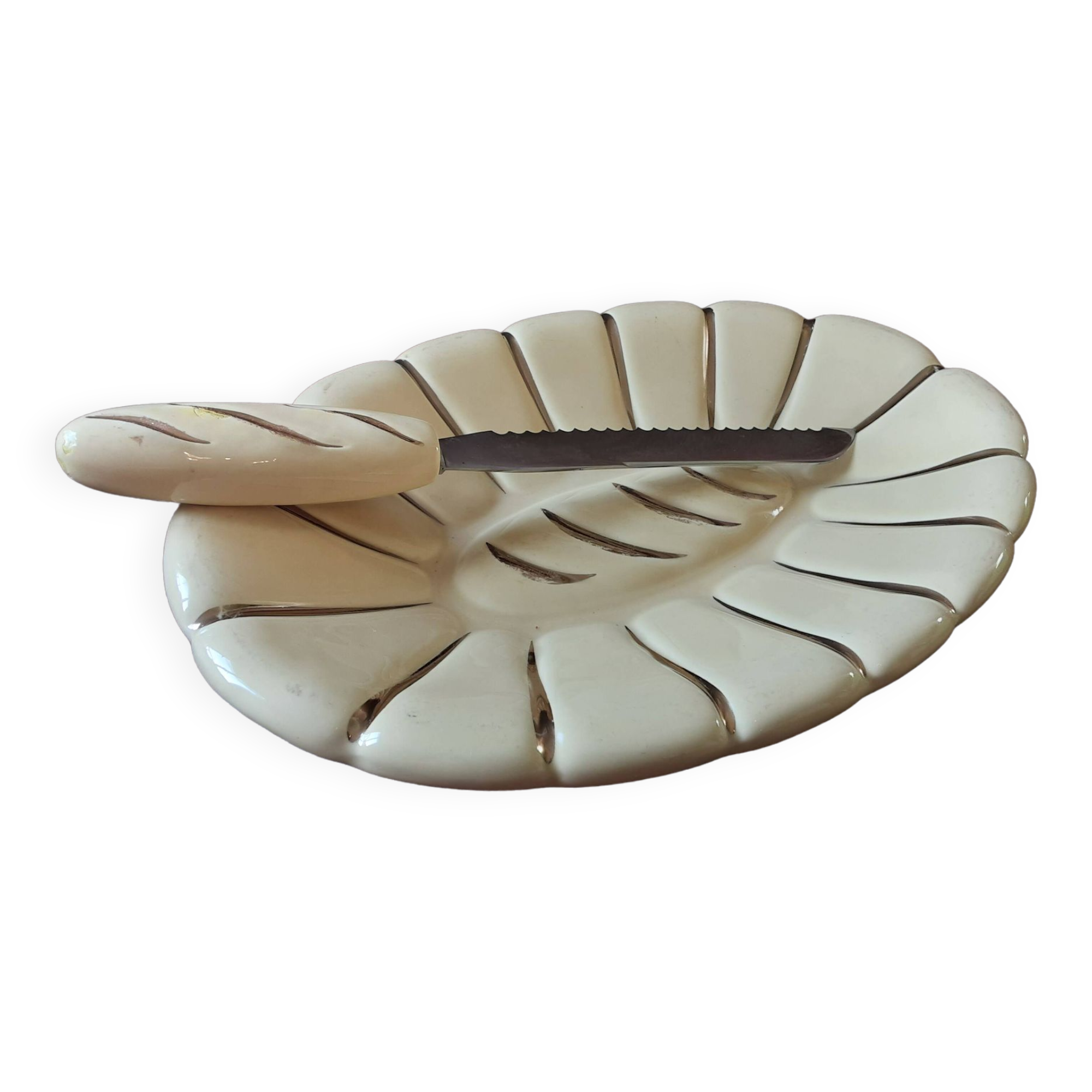 Bread basket and knife