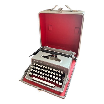 Vintage typewriter 1950 Remington travel deluxe