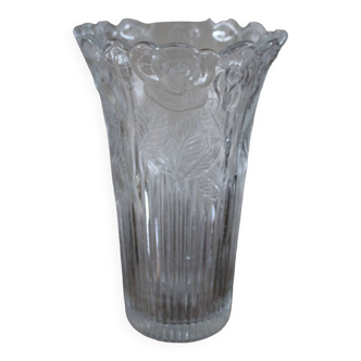 Chiseled glass vase decorated with roses