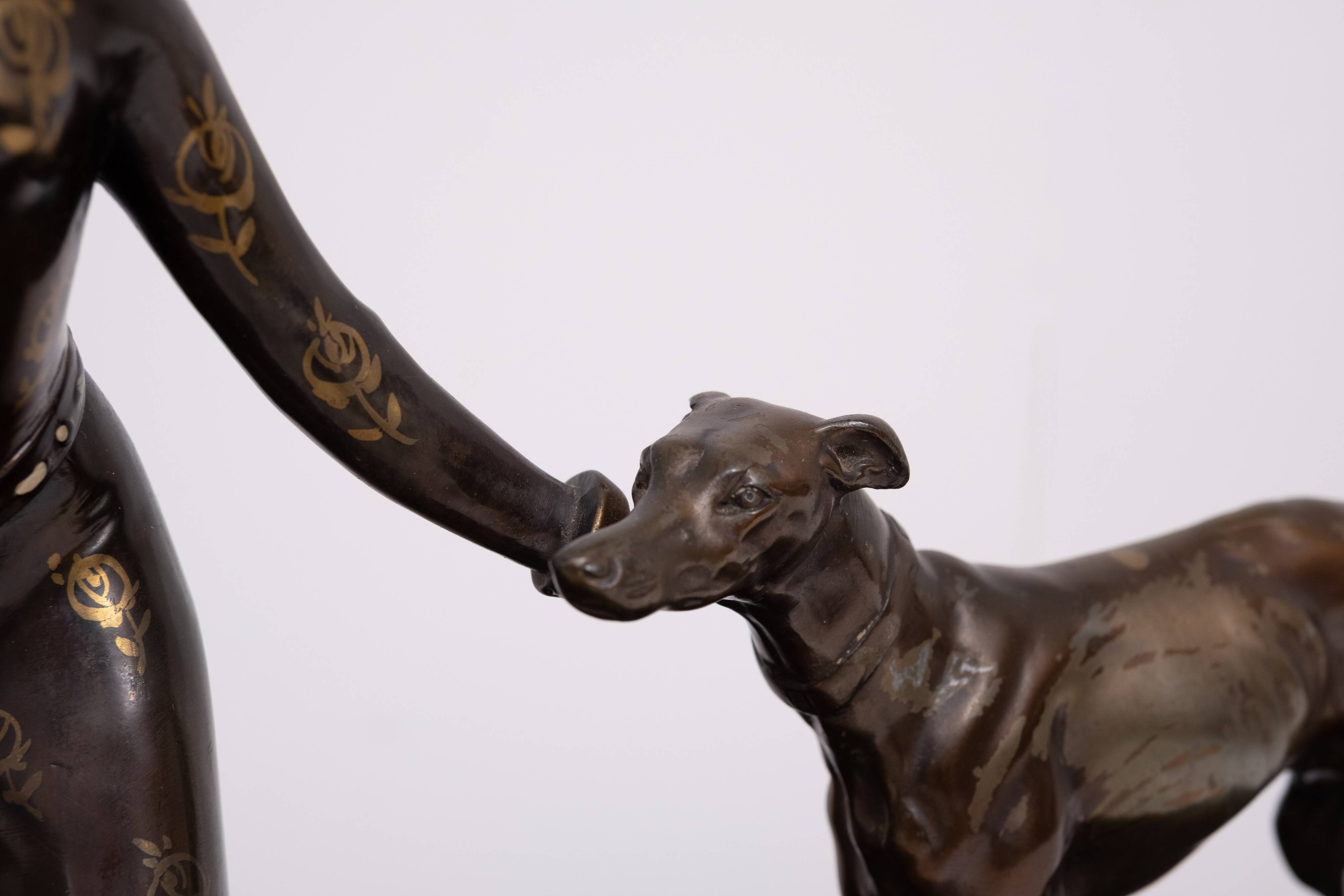Sculpture Art Déco d'une femme avec des lévriers 1920/30 France