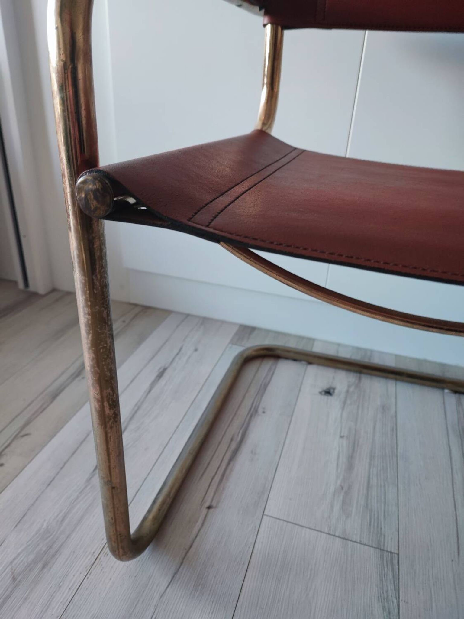 Chaises fauteuils B34 cuir cognac et dorure